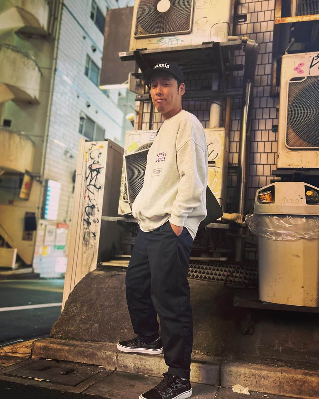 市川刺身さんのインスタグラム写真 - (市川刺身Instagram)「今日の服装。 幕張でライブの日。  朝起きたら劇的な寒さでヒートテックにFICCEのスウェットに1番手前にあった1番あったかそうなMITSUBISHI OILのジャケット。 SSKのシャカシャカ。 ALDIESの黒帽子にDUNLOPの黒靴に金のがま口にmont-bellのメッシュリュック。  幕張でのライブ終わりにみんなで楽しくバス乗って帰ってきてネルソンズの和田さん岸さんインディアンスのきむさんにベジ郎に連れて行ってもらいました。 めちゃくちゃ美味かったです。 食べ終えて渋谷の路地で撮ってもらいました。 今日はスペシャルでお三方の個人写真も撮らせて頂きました。 明日も気合い入れて振り絞って頑張ろう。 和田さん岸さんきむさんありがとうございます。  #今日着た服 #ファッション #古着 #ネルソンズ #インディアンス #おもんないノリ面白すぎた #太鼓の達人 #涙出るほど笑った」11月12日 21時48分 - soitsudoitsu