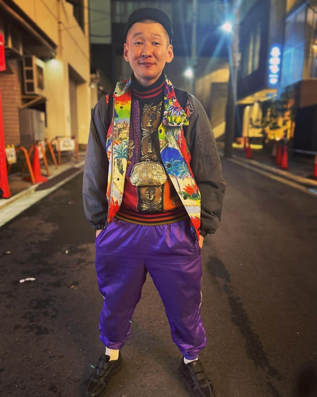 市川刺身さんのインスタグラム写真 - (市川刺身Instagram)「今日の服装。 幕張でライブの日。  朝起きたら劇的な寒さでヒートテックにFICCEのスウェットに1番手前にあった1番あったかそうなMITSUBISHI OILのジャケット。 SSKのシャカシャカ。 ALDIESの黒帽子にDUNLOPの黒靴に金のがま口にmont-bellのメッシュリュック。  幕張でのライブ終わりにみんなで楽しくバス乗って帰ってきてネルソンズの和田さん岸さんインディアンスのきむさんにベジ郎に連れて行ってもらいました。 めちゃくちゃ美味かったです。 食べ終えて渋谷の路地で撮ってもらいました。 今日はスペシャルでお三方の個人写真も撮らせて頂きました。 明日も気合い入れて振り絞って頑張ろう。 和田さん岸さんきむさんありがとうございます。  #今日着た服 #ファッション #古着 #ネルソンズ #インディアンス #おもんないノリ面白すぎた #太鼓の達人 #涙出るほど笑った」11月12日 21時48分 - soitsudoitsu