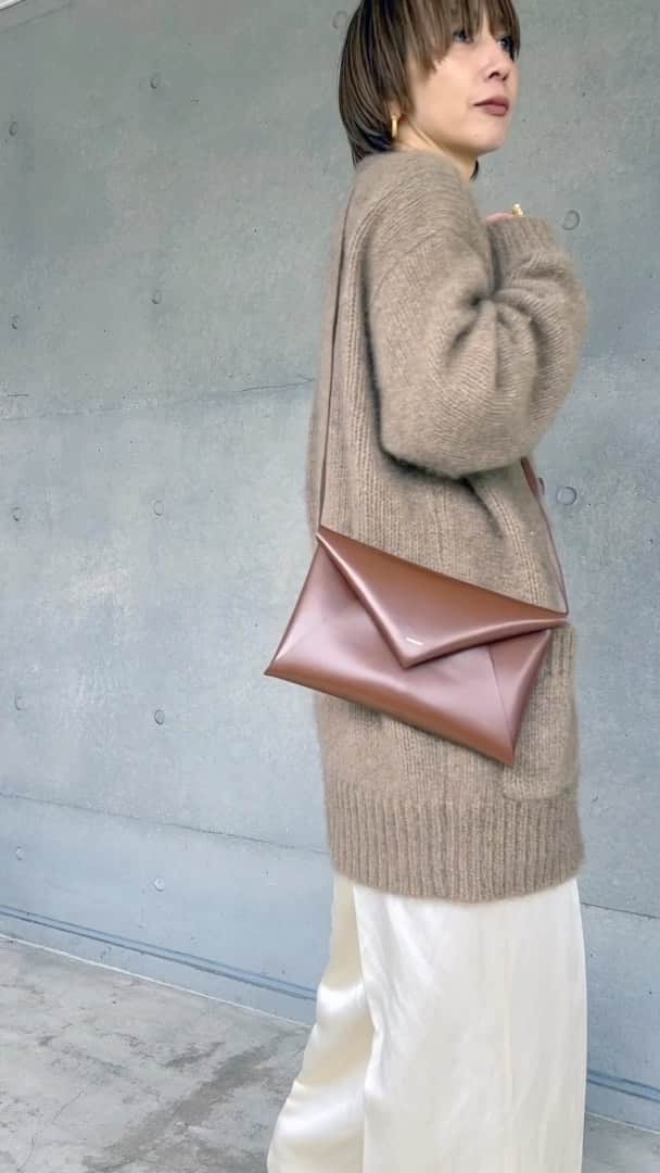chieko6のインスタグラム：「ORIGAMIシリーズ色々。 sankaku bag/mini sankaku/envelope   日本の折り紙から着想を得た、縫製をせずに折りによって形を完成させたアイテム。  直線と曲線のバランスが絶妙でリュクス感に溢れる目を引くバッグ。紐を中に仕舞い込んでクラッチ持ちもできます。  ・東京ポップアップにてsankaku は在庫をご用意して販売いたします。（envelopeは見本を用意しております。） ・mini sankaku はコインケースやピルケースとしてもお使いいただけます。 ・いずれもwebでの予約販売は11/21tue21:00より開始いたします。  ガラスレザーは水や汚れに強く、強めの艶が美しい、 高級感あふれる雰囲気をもつ牛革です。 かっちりとして型崩れしにくく、耐摩耗性に優れます。  日本の熟練の革職人が一つ一つ丁寧に作り上げる CHIEKO+のレザー製品は長くご愛用いただける逸品です。  予定価格 sankaku bag ¥27280 mini sankaku ¥13200 envelope ¥32780 (tax in)  #聞くたびに眠りを誘うこの音楽」