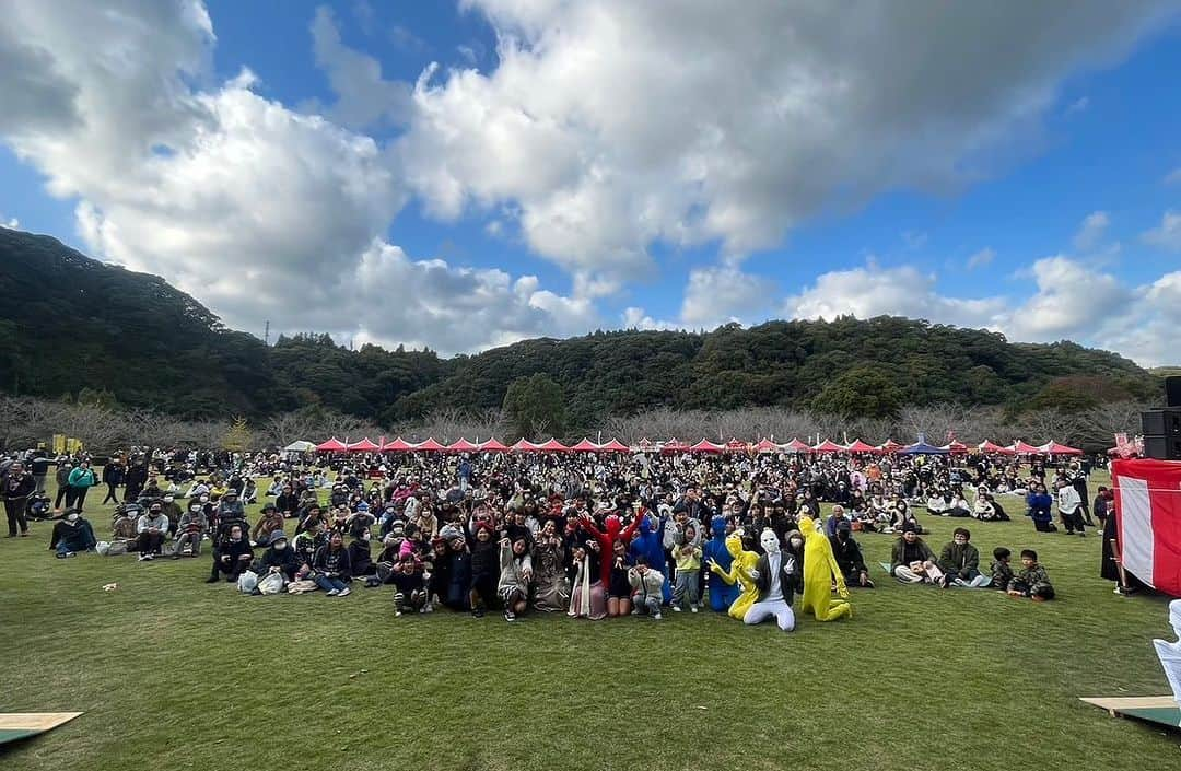 SHINOBUさんのインスタグラム写真 - (SHINOBUInstagram)「鹿児島🎶 かわなべ磨崖仏まつり に出演してきました🥰 球投げ競争 総額60万円賞金争奪戦とか あたしも参加したかった🤣  コスプレとか なんと盛りだくさんなお祭り てっげ楽しそうだった🎶 からの きつねさんステージ SHINOBUは 50分ステージさせて頂きまして、  皆さんまぢ最高だった😭😭😭 子供たちも歌ったり踊ったり してくれて 可愛かった🥰  音響さんがなんとなんと よよよちゃんと 一緒に行かせていただいた工場際で 担当してくれた 音響さんでした🎤🎤 歌いやすいはずよ〜///////♥️ 再会も嬉しい👑  とにかく幸せな 時間を本当にありがとう🧚‍♀️  鹿児島♥️   #磨崖仏まつり  #きつね さん  #SHINOBU  #モノマネ」11月12日 21時48分 - shino_boo81