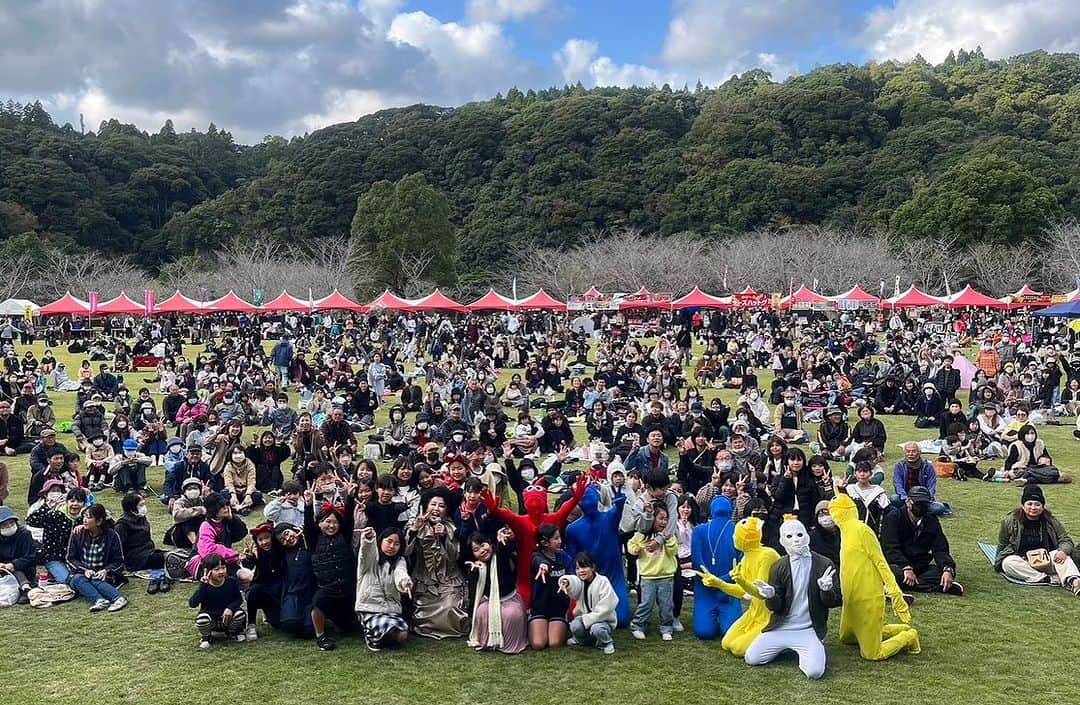 SHINOBUのインスタグラム：「鹿児島🎶 かわなべ磨崖仏まつり に出演してきました🥰 球投げ競争 総額60万円賞金争奪戦とか あたしも参加したかった🤣  コスプレとか なんと盛りだくさんなお祭り てっげ楽しそうだった🎶 からの きつねさんステージ SHINOBUは 50分ステージさせて頂きまして、  皆さんまぢ最高だった😭😭😭 子供たちも歌ったり踊ったり してくれて 可愛かった🥰  音響さんがなんとなんと よよよちゃんと 一緒に行かせていただいた工場際で 担当してくれた 音響さんでした🎤🎤 歌いやすいはずよ〜///////♥️ 再会も嬉しい👑  とにかく幸せな 時間を本当にありがとう🧚‍♀️  鹿児島♥️   #磨崖仏まつり  #きつね さん  #SHINOBU  #モノマネ」