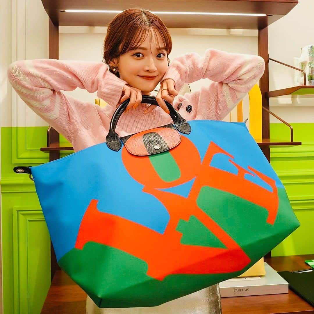 田久保夏鈴のインスタグラム：「LONGCHAMP x ROBERT INDIANAのイベントにご招待いただいて参加してきました💚❤️ コレクションのテーマは、「Spread LOVE」 ロンシャンの「ル プリアージュ®」とアメリカン・ポップアートの巨匠  ロバート・インディアナの代表作である「LOVE」（1970年）とのコレクション。 すみれさんとエミ・マイヤーさんによるライブもとても素敵でした🎤 大切な人と過ごす、愛に満ちた時間”や“愛が溢れる瞬間”を大切に生きようと思います！！  with かえちゃん♡ #LongchampXRobertIndiana #LongchampLOVE #LongchampSS24  #ロンシャン #pr  © Morgan Art Foundation, LLC. Licensed by Artestar, New York」