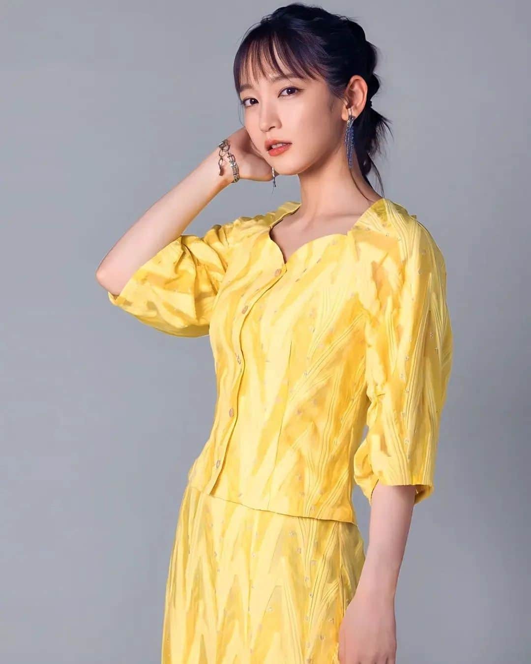 のインスタグラム：「里帆ちゃん、りほらーの皆様今日も１日お疲れ様でした！(*´ー｀*)  そして里帆ちゃんストーリー更新ありがとうございます❤️❤️  なんか急に寒いですね？？【福岡は】秋あったっけ？？  里帆ちゃん、りほらーの皆様、フォロワーの皆様くれぐれも体調には気をつけてくださいね😰😰  もーーなんか11月やし  今年もあと少し！てゆーて  早いよーで決して早くない😓  あっちゅーまに年末なりそ😣😣  とりあえず俺は日々を一生懸命生きる！⬅️大袈裟？😂😂  明日からも素敵な１週間になりますよーに❤️❤️  #吉岡里帆#吉岡里帆ちゃん#吉岡里帆かわいすぎ」