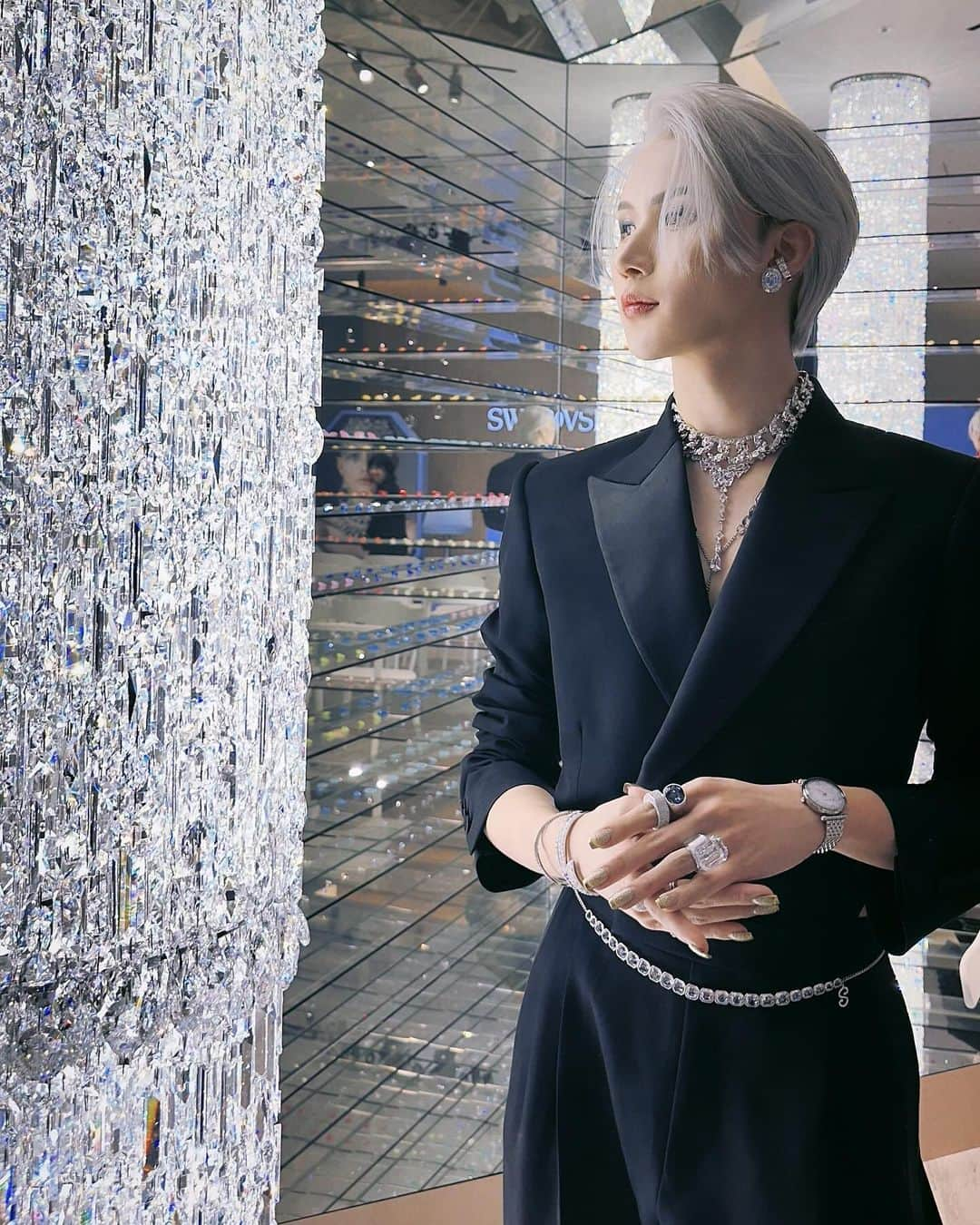 ギュテさんのインスタグラム写真 - (ギュテInstagram)「昨日は @swarovski × GYUTAE Special Talk Showに足をお運び頂きありがとうございました💍  急な告知でありながら総勢100名のファンの方、顧客様が集まってくださり素敵な時間を過ごすことができました✨  そんな特別な日に選んだ衣装は @alexandermcqueen のジャンプスーツ イタリアから買い付けて2ヶ月半待った甲斐がありました🥹♡  @kimkardashian がプロデューサーを勤める @skims とスワロフスキーのコラボボディジュエリーを背中から覗かせるアイデアは我ながら大正解でした👍  これを機にスワロフスキーを知り、皆さんが更に輝くお手伝いが出来ていたら嬉しいです💎  そして会場準備からイベント終了までサポートをしてくださったスワロフスキー関係者の皆さんも本当にありがとうございました🤍  また次は顧客の1人としてお買い物しにいきますね〜♪  #swarovski #スワロフスキー銀座 #pr」11月12日 20時23分 - kimgyutae_official