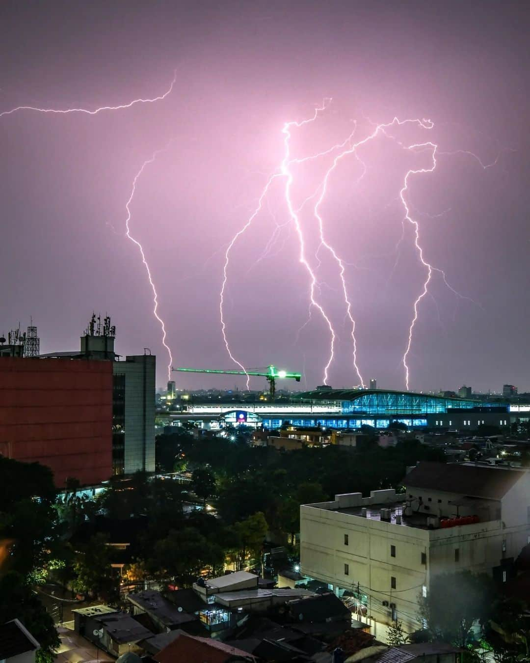 FUJIFILM INDONESIAのインスタグラム：「Mengejar momen kilat menyambar di kala malam dan menghasilkan foto yang menakjubkan.  Fotografer @andri_mr menggunakan kamera Fujifilm X-T5 dan lensa Fujinon XF10-24mmF4 R OIS WR untuk mengabadikan momen petir dalam hujan yang pekat. Kinerja sensor yang cepat dari kamera Fujifilm X-T5 menghasilkan foto-foto lima kali sambaran kilat dalam 1 frame dengan shutter speed 6.5 detik.  Siapa yang tertarik berburu kilat seperti @andri_mr? Tulis dikomen ya!  Captured by @andri_mr Using FUJIFILM X-T5 Fujinon Lens XF10-24mmF4 R OIS WR  #XT5 #XT5_id #XF1024MMF4ROISWR #Fujifilm_id #FujifilmIndonesia」