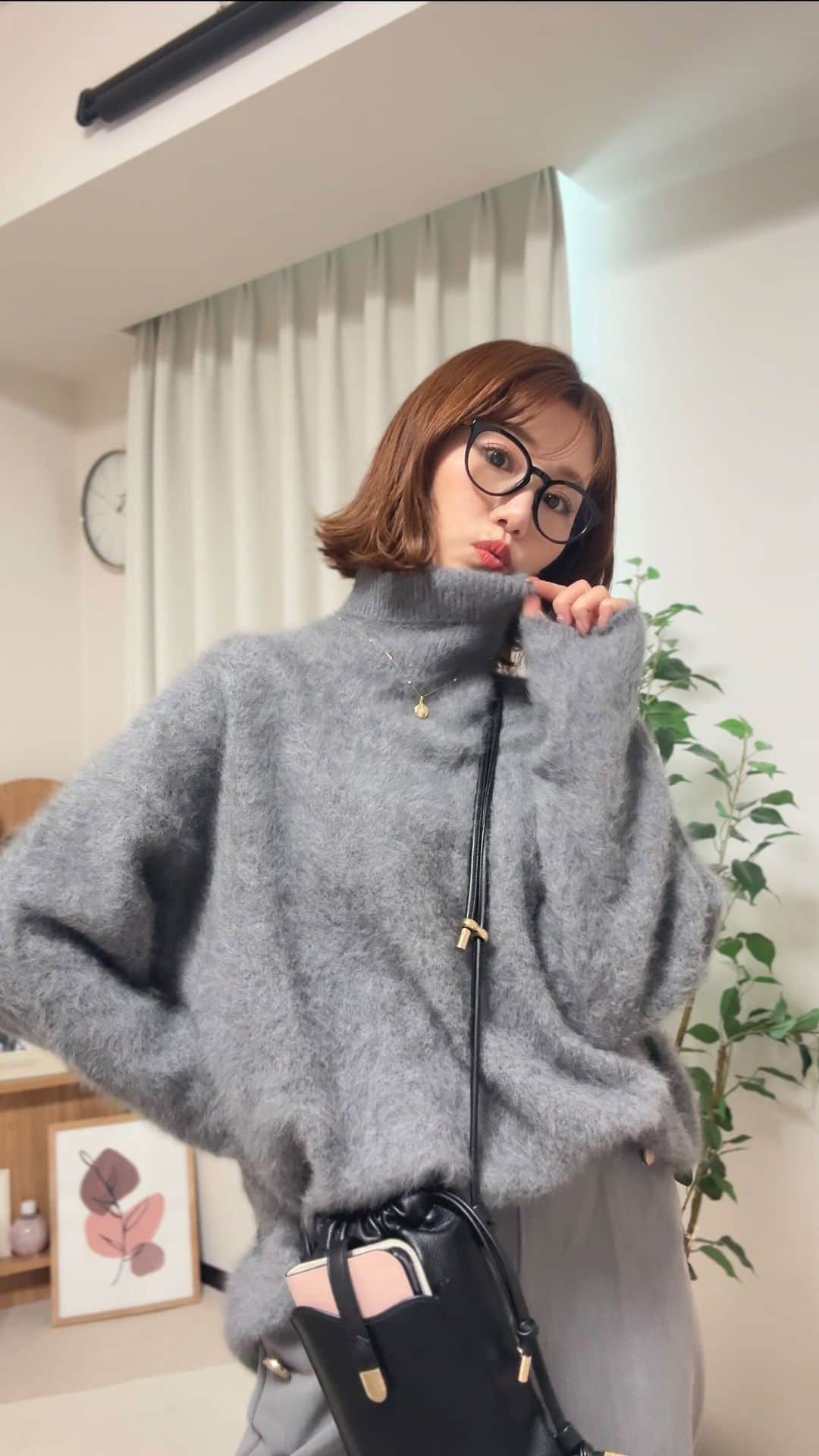 のインスタグラム：「着用アイテム↓  グレーのモケモケニット @casa_fline   パンツ @zara  品番　グレーマール｜9929020  ブーツ サンローラン  スマホポシェット @aprily_officialsite  こちら再販に向けて準備中…🙏  バングル @charlottechesnais   ピアス @celine   ネックレス @mizukijewels   #秋服#グレーコーデ#ワントーンコーデ#aw」