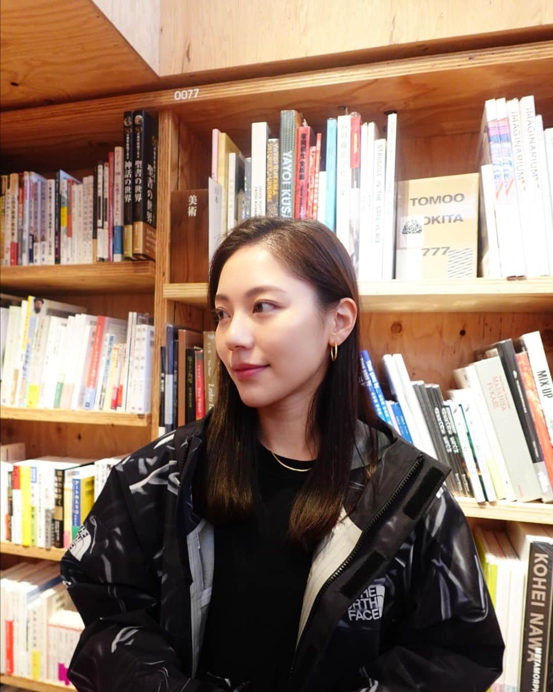 水沢エレナのインスタグラム：「一気に寒くなってきたね〜！ 装いも秋冬らしくなってきました🫶 洋服がシンプルな分、アクセサリーで変化を🤍   #jewelry #limely #pr」
