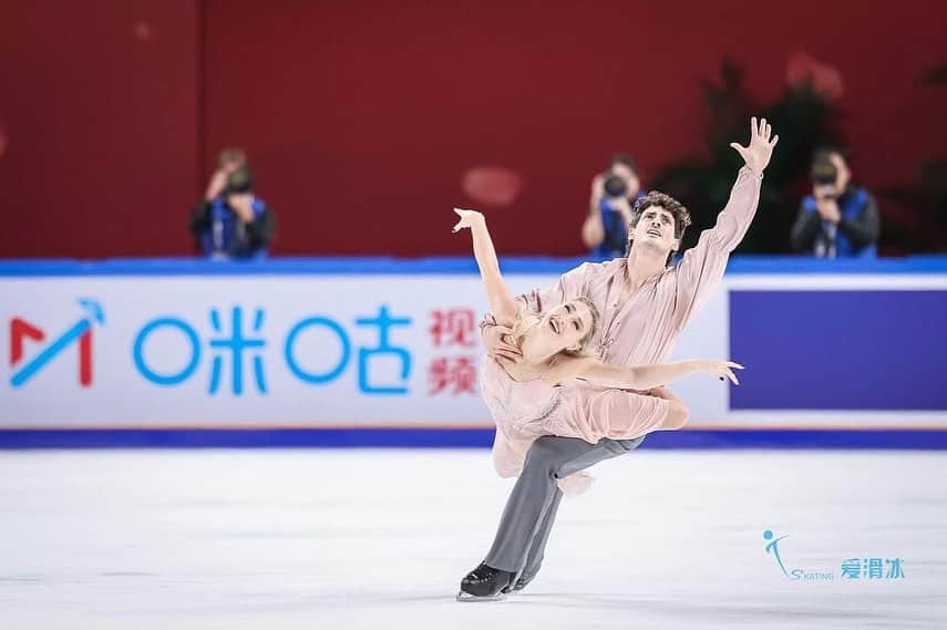 パイパー・ギレスさんのインスタグラム写真 - (パイパー・ギレスInstagram)「Crazy week here in China. It was definitely a fight but I’m super proud of how we came back and fought for it. This is sport and sometimes things happen but what makes champions is how you come back. Excited to be heading home after a long three weeks. Back to work we go! Next stop Grand Prix Final. See you soon Beijing 🇨🇳 - - - - #figureskating #iceskating #icedance #skating #isufigureskating #cupofchina2023 #china #chongqing #skatingrink #grandprixfinal #photography #teamcanada #skatecanada #skatingdress」11月12日 20時16分 - pipergilles