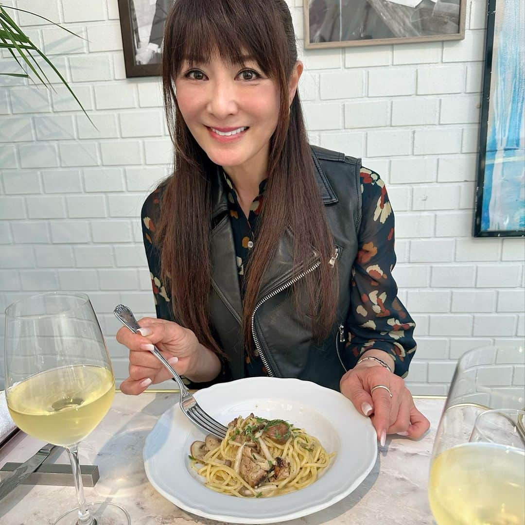 山田佳子さんのインスタグラム写真 - (山田佳子Instagram)「イタリアンランチ😋🍴🥂💕  ⁡ #イタリアンランチ #美味しかった😋  #内装おしゃれ  #雰囲気いい #ほろ酔い気分  #至福のひととき  #また行きたいお店  #隠れ家レストラン  #邸宅レストラン #THEROSE #代官山グルメ」11月12日 20時16分 - yoshiko117