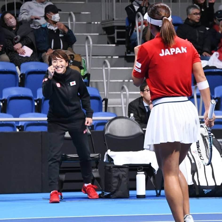 杉山愛さんのインスタグラム写真 - (杉山愛Instagram)「🎾BJK CUP 2023🎾 日本🇯🇵 vs コロンビア🇨🇴 ホームで勝利することができました✨  1日経った今でも余韻に浸っております😌  たくさんの応援の中📣 素晴らしい雰囲気の中📣 勝利を掴むことができたのは 頑張った選手はもちろんのこと チームに全力を注いでくださったサポート陣💛 会場に足を運んでくださり素晴らしい雰囲気を作ってくださった観客の皆さまのお陰です✨  選手とTEAMにパワーを与えてくださり📣ありがとうございました🥰🥰  WORLD グループに返り咲くことができ、ここからが私たちTEAM JAPANのチャレンジです💪 またホームでの戦いがあった際はお知らせしますので(アウェーでもお知らせさせて頂きますね😅)ぜひ皆さまの力を貸してください‼️ よろしくお願いします🫶🫶🫶  #愛japan #gojapan #japantennis #有明を #日の丸で #いっぱいに #🇯🇵 #テニス日本代表 #テニス女子 #女子テニス #目指せファイナルズ #そして頂点へ #応援ありがとうございました」11月12日 20時17分 - aisugiyamaofficial