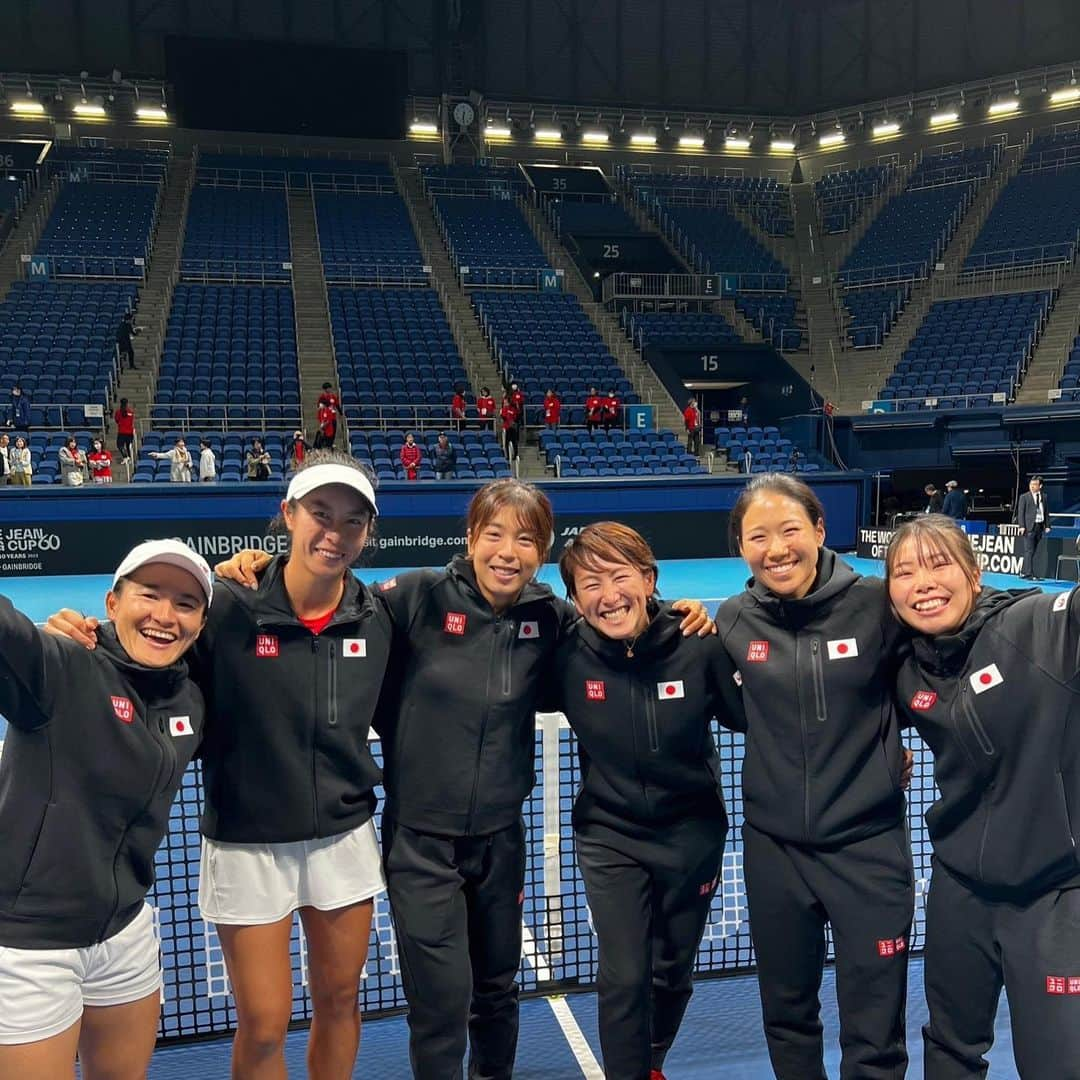 杉山愛さんのインスタグラム写真 - (杉山愛Instagram)「🎾BJK CUP 2023🎾 日本🇯🇵 vs コロンビア🇨🇴 ホームで勝利することができました✨  1日経った今でも余韻に浸っております😌  たくさんの応援の中📣 素晴らしい雰囲気の中📣 勝利を掴むことができたのは 頑張った選手はもちろんのこと チームに全力を注いでくださったサポート陣💛 会場に足を運んでくださり素晴らしい雰囲気を作ってくださった観客の皆さまのお陰です✨  選手とTEAMにパワーを与えてくださり📣ありがとうございました🥰🥰  WORLD グループに返り咲くことができ、ここからが私たちTEAM JAPANのチャレンジです💪 またホームでの戦いがあった際はお知らせしますので(アウェーでもお知らせさせて頂きますね😅)ぜひ皆さまの力を貸してください‼️ よろしくお願いします🫶🫶🫶  #愛japan #gojapan #japantennis #有明を #日の丸で #いっぱいに #🇯🇵 #テニス日本代表 #テニス女子 #女子テニス #目指せファイナルズ #そして頂点へ #応援ありがとうございました」11月12日 20時17分 - aisugiyamaofficial