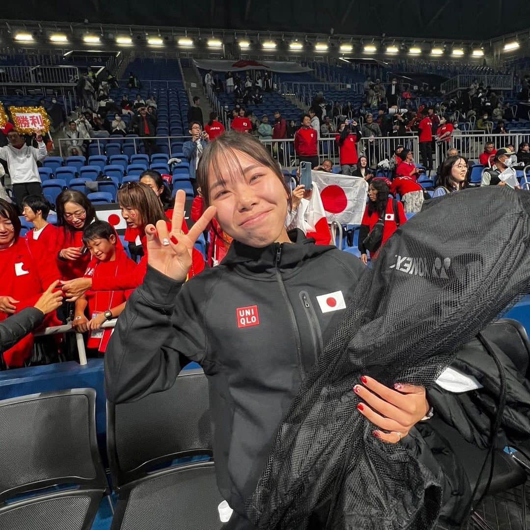 杉山愛さんのインスタグラム写真 - (杉山愛Instagram)「🎾BJK CUP 2023🎾 日本🇯🇵 vs コロンビア🇨🇴 ホームで勝利することができました✨  1日経った今でも余韻に浸っております😌  たくさんの応援の中📣 素晴らしい雰囲気の中📣 勝利を掴むことができたのは 頑張った選手はもちろんのこと チームに全力を注いでくださったサポート陣💛 会場に足を運んでくださり素晴らしい雰囲気を作ってくださった観客の皆さまのお陰です✨  選手とTEAMにパワーを与えてくださり📣ありがとうございました🥰🥰  WORLD グループに返り咲くことができ、ここからが私たちTEAM JAPANのチャレンジです💪 またホームでの戦いがあった際はお知らせしますので(アウェーでもお知らせさせて頂きますね😅)ぜひ皆さまの力を貸してください‼️ よろしくお願いします🫶🫶🫶  #愛japan #gojapan #japantennis #有明を #日の丸で #いっぱいに #🇯🇵 #テニス日本代表 #テニス女子 #女子テニス #目指せファイナルズ #そして頂点へ #応援ありがとうございました」11月12日 20時17分 - aisugiyamaofficial