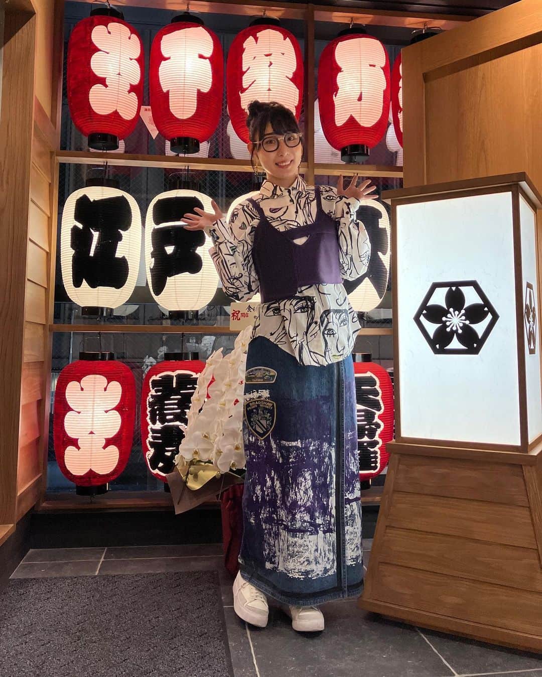 ハシヤスメ・アツコさんのインスタグラム写真 - (ハシヤスメ・アツコInstagram)「アッコにおまかせ！のロケで“ハナミチ東京歌舞伎町”に行って来ました！めちゃ流行りそう！てか流行ってほしい！！ 個人的に地下1階にある歌舞伎町劇場がオススメです✌️大衆演劇を観るのが実は初だったのですが、もっと早く知っておけば良かった！ってくらい面白かったです。観たことないから何処か遠く感じていたけど、意外とスッと馴染んでくる日本文化なのかも！と思いました🙌✨ 着物を着て歌舞伎町を歩けるのヤバすぎ！BBQしたり日本食を食べまくって超満足！最高でした！！🇯🇵  #衣装協力」11月12日 20時17分 - hashiyasume_atsuko84