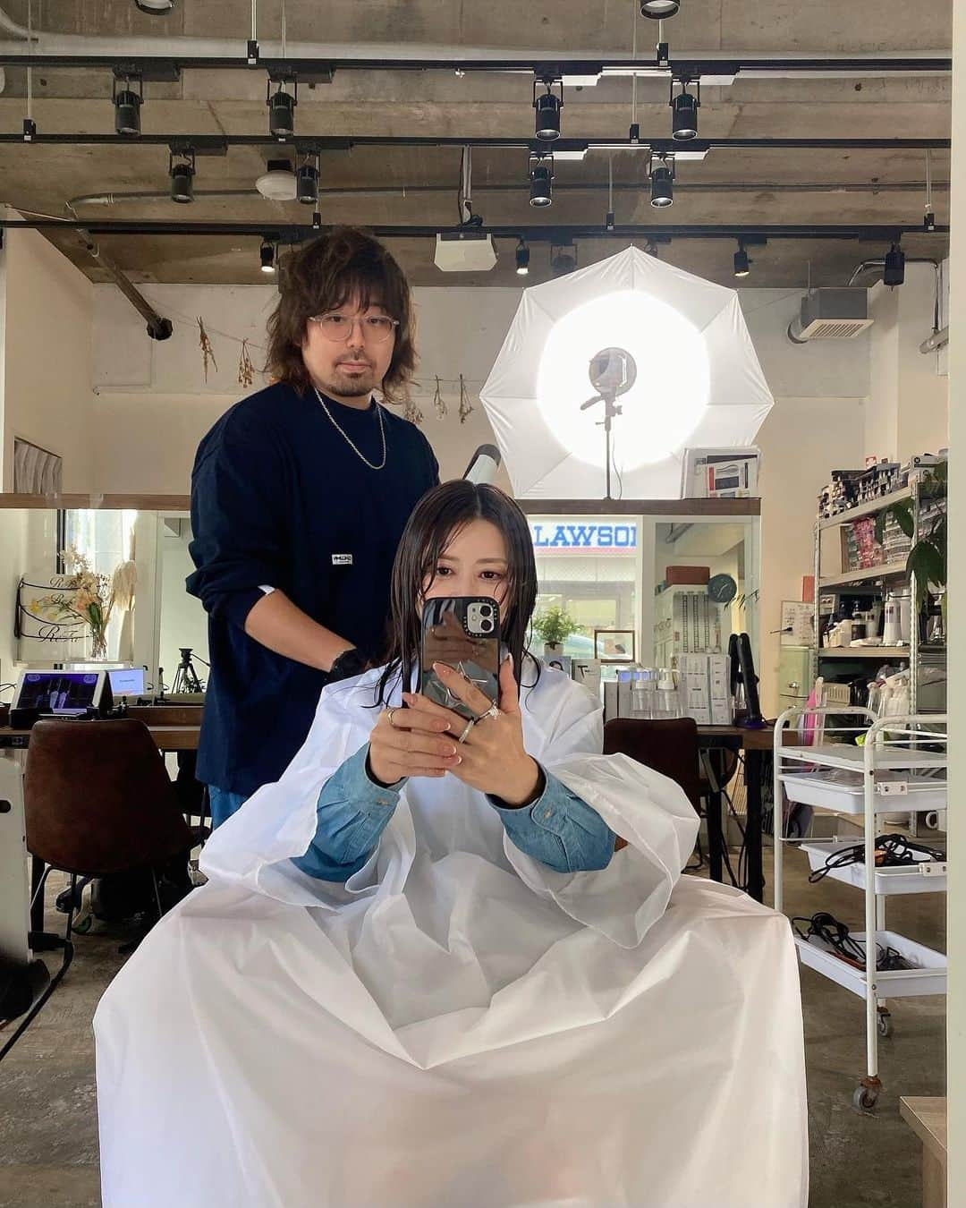 sachi♡さんのインスタグラム写真 - (sachi♡Instagram)「こんばんは🌙  先日のヘアモデルのお仕事♡ #時差投稿  髪質改善トリートメントの施術風景の撮影でした📷  SerA by U-REALM代表 森さん  @sera_by_urealm @sera_urealm_aiki  艶々サラサラの仕上がりに感動しました✨  #SerAbyUREALM #施術動画撮影 #撮影 #shooting #ミディアムヘア#ヘアサロンモデル #サロンモデル #ヘアモデル #40代ヘアスタイル #50代ヘアスタイル #ヘアスタイル #美容モデル #ミセスモデル」11月12日 20時17分 - nail_salon_felice04