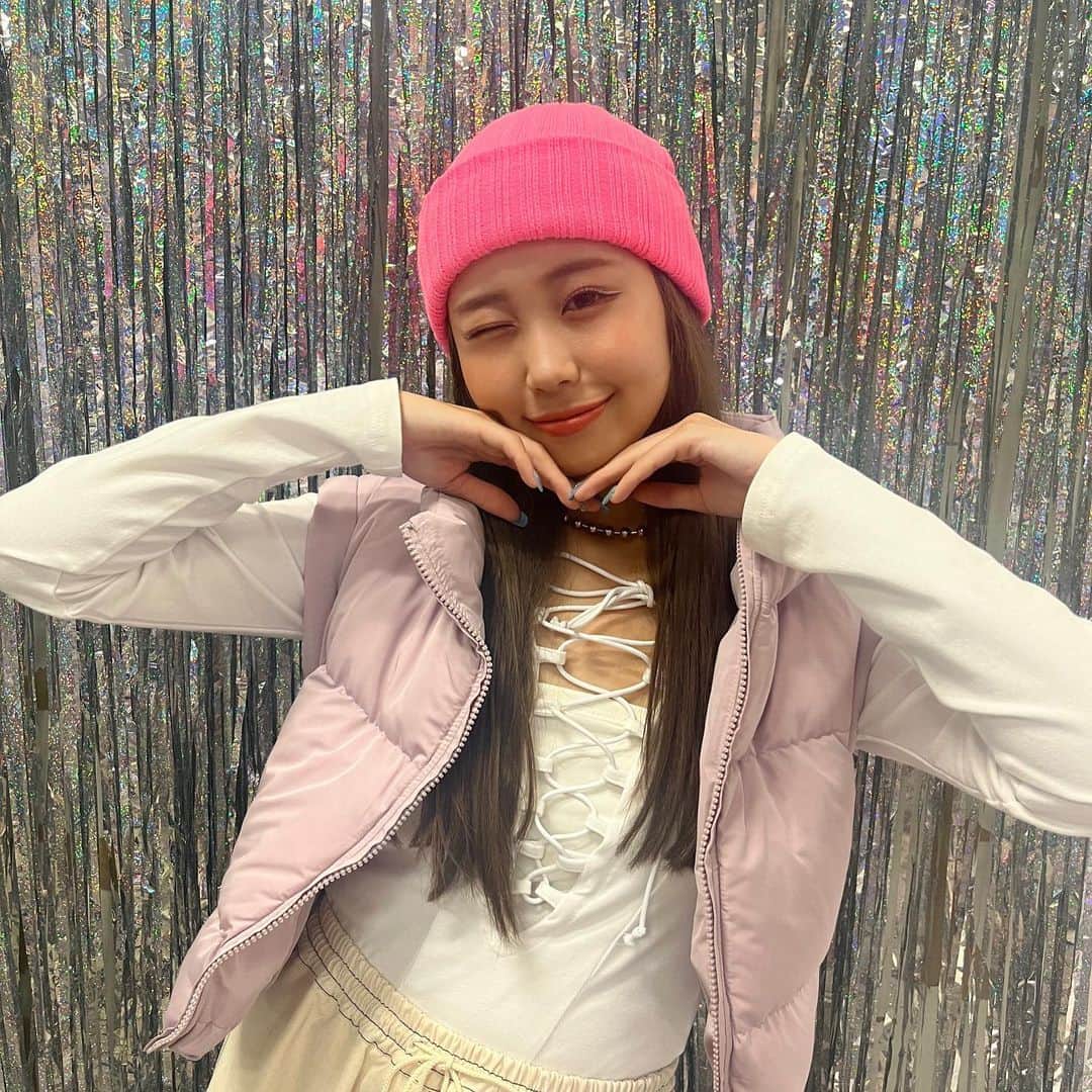 島田キラリさんのインスタグラム写真 - (島田キラリInstagram)「改めてPopteen専属モデルサバイバル3ヶ月間ありがとうございました🙇🏻‍♀️  バトルが始まると聞いた当初は、不安な気持ちが大きかったのが事実です。 でも負けたくなかったし、絶対上に昇ってみせると自分の気持ちを高めて臨みました。  今回のバトルはWEBでの投票が多く、正直自分苦手な分野が多い戦いでした。 でもメイクバトルやTiktokリンクコピーバトル、リール再生回数バトル、表紙風撮影の企画では、誰よりも努力してやろう！全力でやってやろう！という気持ちで前日まで練習をしたり、どのようにしたいか考えたり、研究したり、お店を何件も回ったりしました。 どのバトルでも絶対ファンの方に想いを伝えたい、意味のあるものにしたいと考え、物語性だったり沢山考えました。 なのでどのバトルも悔いはないです。  でも正直そのやり切った気持ちが結果に結びつかなく、上位を取ることすら難しい状況でした。 あまり表に出さないようにしてましたが、不安で凄くいっぱいでした。 悔しい気持ちでいっぱいでした。  その不安や悔しい気持ちの中一緒に頑張ろと声をかけてくださったのは ファンの皆さんでした。 ストーリー、X、Tiktokなどでたくさん宣伝をしてくれて dmで励ましの言葉を送ってくれたり、私も悔しいって気持ちを伝えてくれたり 一緒に頑張ってくださったファンの皆さんの有り難さを改めて感じたバトルでした。 同時にみんなが凄く愛おしくなって STARTSが大好きだなと深く感じました。  正直結果発表の時不安で不安で仕方なかったですが、3位という順位を頂けて 頑張りを見てくださっている方は必ずいるんだ 私がやってきたことは間違えじゃなかったんだ と感じました。  これからも自分を信じて、自分らしく、真面目に真っ直ぐに全力で頑張ります。 これからもPopteen専属モデルのきららんをよろしくお願い致します。  #Popteen#Popteenバトル #Popteen専属モデルサバイバル #04#きららん」11月12日 20時18分 - kiraran___12