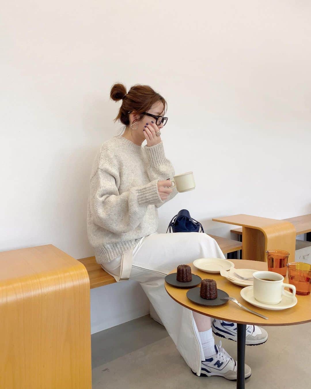 akiii031のインスタグラム：「ご近所cafe☕️  白っぽワントーンにちょこっとネイビー🐏💙 ウール×モヘアブレンドのふっくらニット🫶 ほどよいルーズなサイズ感でお気に入り🫠🤍  @ungrid_official @ungrid_staffsnap  #Ungrid#pr」