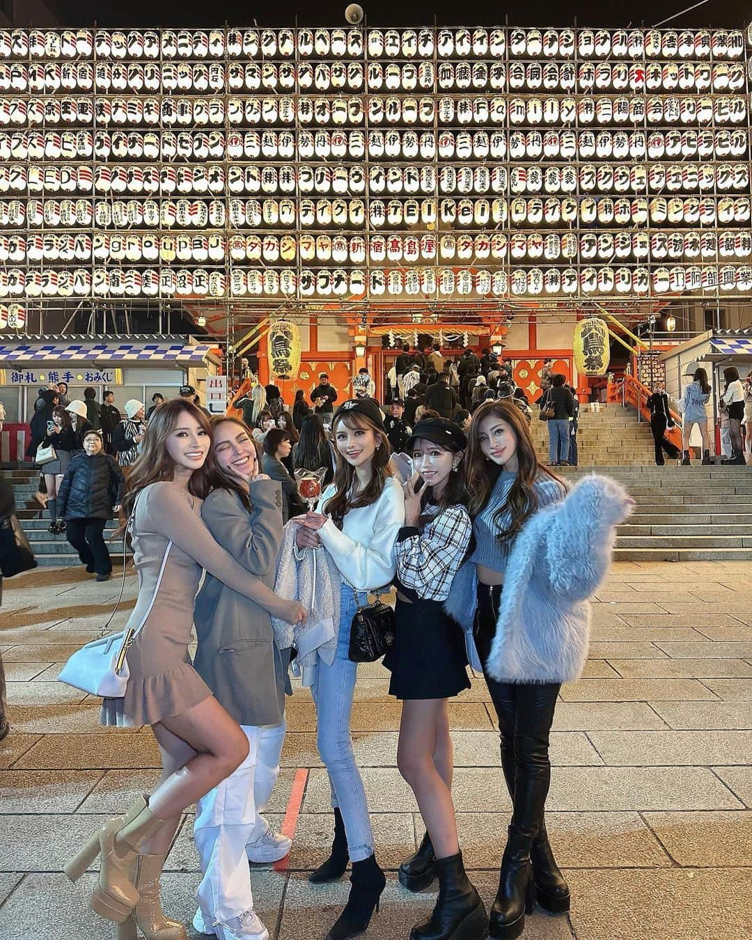 YURIKAのインスタグラム：「🐔  みんなで酉の市✨  昔みたいに盛り上がってて 楽しかった🤍🤍🤍  #酉の市 #一の酉 #お祭り #新宿 #japan #matsuri」