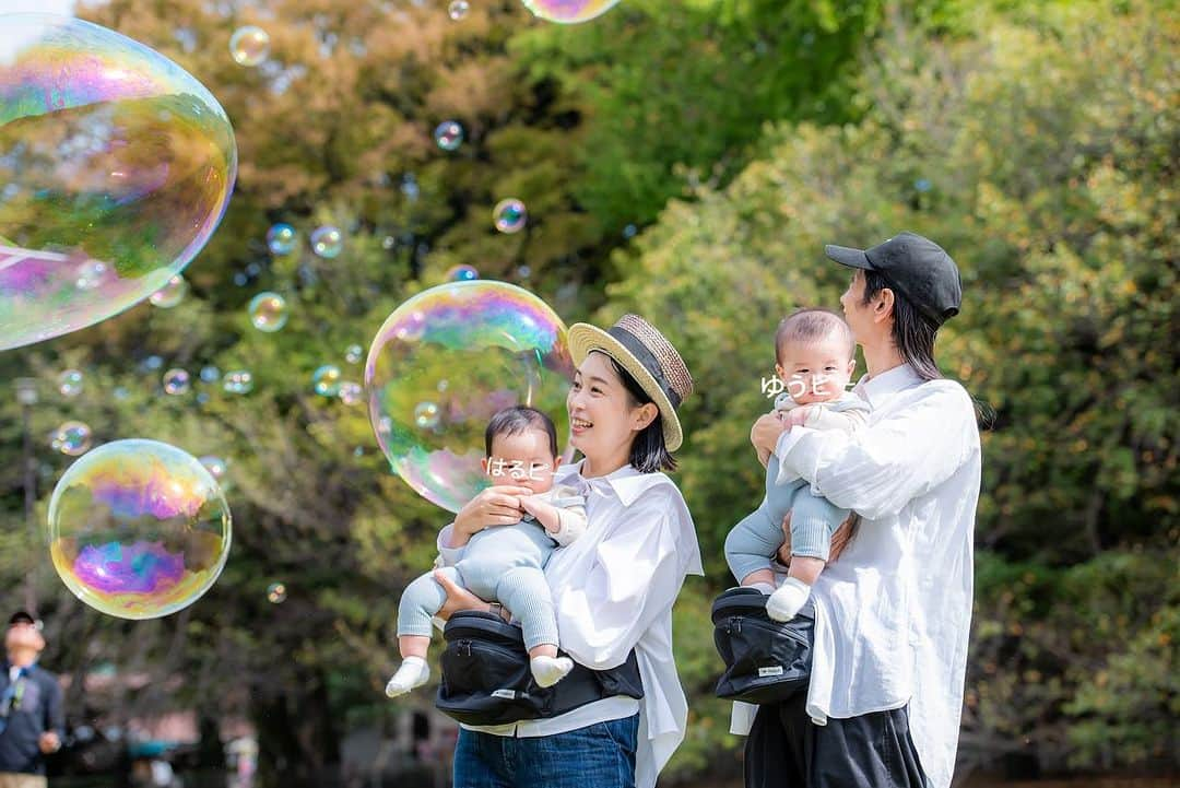 美甘子さんのインスタグラム写真 - (美甘子Instagram)「【ハーフバースデー記念@砧公園②】  撮影したその日、大きなシャボン玉🫧を練習しているおじさんがいて奇跡的にシャボン玉込みの素敵な写真が撮れました。シャボン玉が映るようにたくさん飛ばしてくれました。カメラマン丸ちゃんにも感謝🙏🥰  ゆうピーはるピーもシャボン玉を不思議そうに眺めていてとてもラッキーでした☺️  カメラマン @sgkmrym   添付音楽の「たしかなこと」はスキマスイッチの大橋卓弥さんバージョンです。（小田和正さんの歌っているのが、無かった…）  #ゆうピーはるピー #砧公園 #シャボン玉 #ハーフバースデー #双子 #双子のいる生活 #双子ママ #twinsbaby」11月12日 20時21分 - rekish_mikako