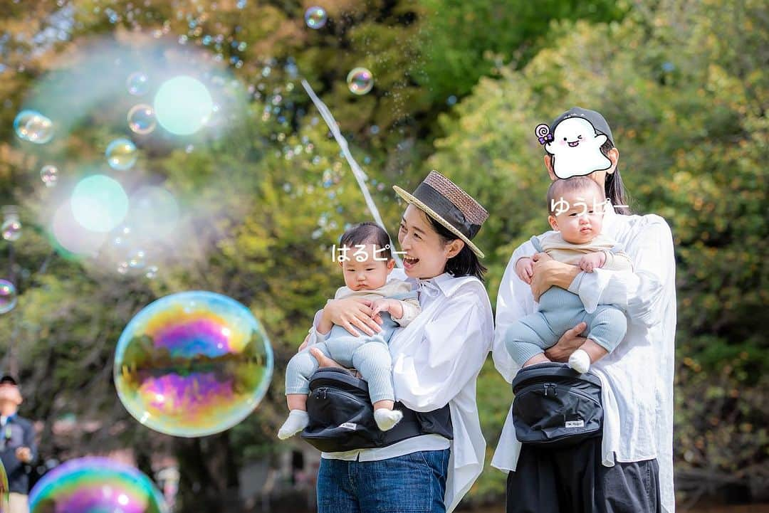 美甘子さんのインスタグラム写真 - (美甘子Instagram)「【ハーフバースデー記念@砧公園②】  撮影したその日、大きなシャボン玉🫧を練習しているおじさんがいて奇跡的にシャボン玉込みの素敵な写真が撮れました。シャボン玉が映るようにたくさん飛ばしてくれました。カメラマン丸ちゃんにも感謝🙏🥰  ゆうピーはるピーもシャボン玉を不思議そうに眺めていてとてもラッキーでした☺️  カメラマン @sgkmrym   添付音楽の「たしかなこと」はスキマスイッチの大橋卓弥さんバージョンです。（小田和正さんの歌っているのが、無かった…）  #ゆうピーはるピー #砧公園 #シャボン玉 #ハーフバースデー #双子 #双子のいる生活 #双子ママ #twinsbaby」11月12日 20時21分 - rekish_mikako