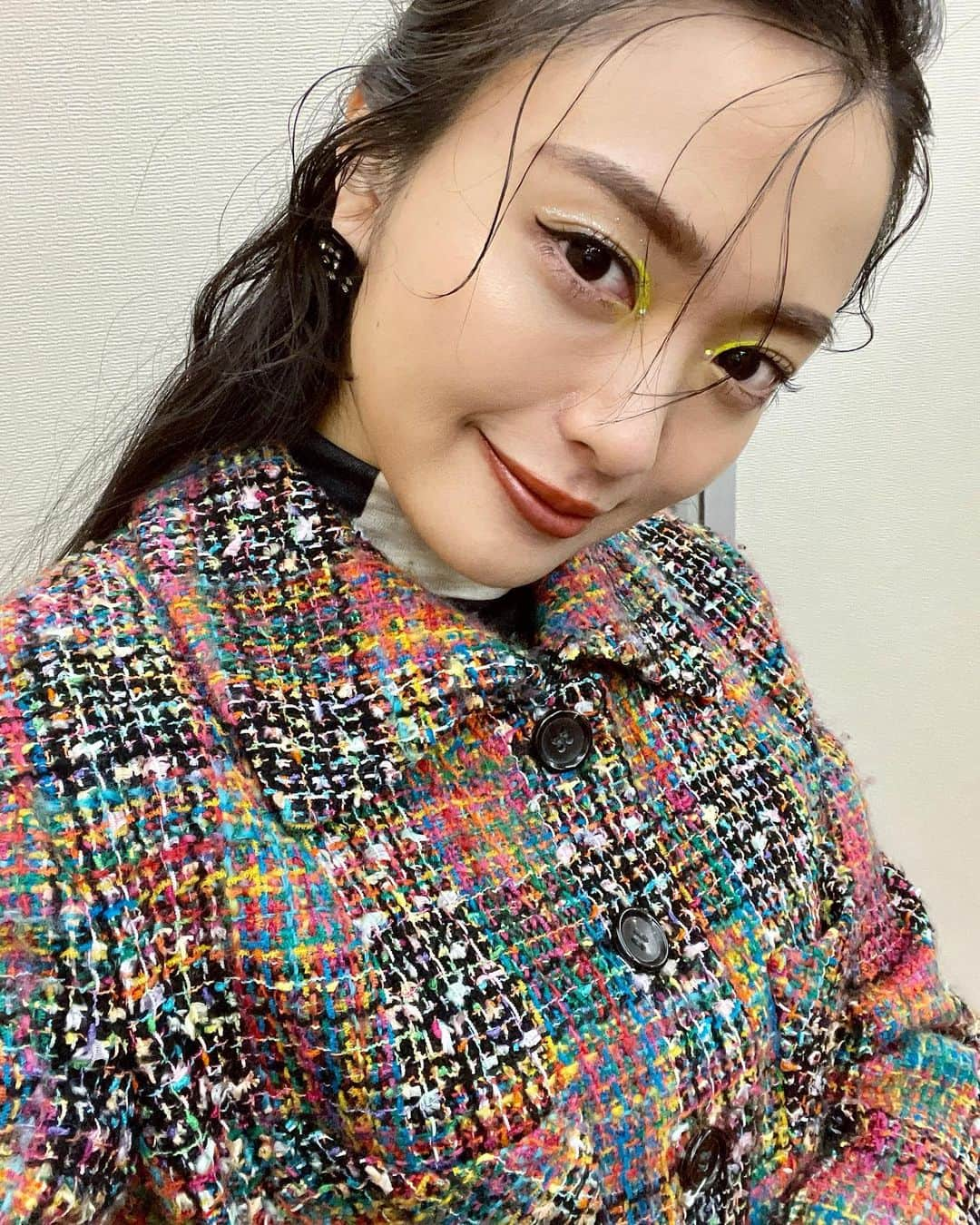 北原里英さんのインスタグラム写真 - (北原里英Instagram)「❤️ BISHU COLLECTION produced by TGC 地元、愛知県一宮市でのファッションショーに参加しました 七五三やお宮参りもしたような 本当に馴染みのある真清田神社での開催で すごく感慨深かった。。。 ランウェイが、神社を背景にしていたのでとても神秘的で、そんな素敵な雰囲気の中で歩けたことがとてもいい経験になりました⛩️  わたしが着ているのは 地元で作られている 尾州ウールでできた衣装☺︎mix柄が可愛い🫶🏻 そして何よりほんっっっとにあったかい🥹❤️‍🔥 屋外だったから寒い中だったはずなのですが わたしは終始暖かかった…🥹 観にきてくださったみなさんは絶対寒かったと思うので、ちゃんとあたたかくして眠れてたらいいな💎  尾州ウールをきっかけにどんどん一宮が発展していったらいいな、と思いました☺️   #tgc #bishucollection #愛知 #一宮 #真清田神社 #尾州ウール #fashion」11月12日 20時21分 - rie_kitahara_3