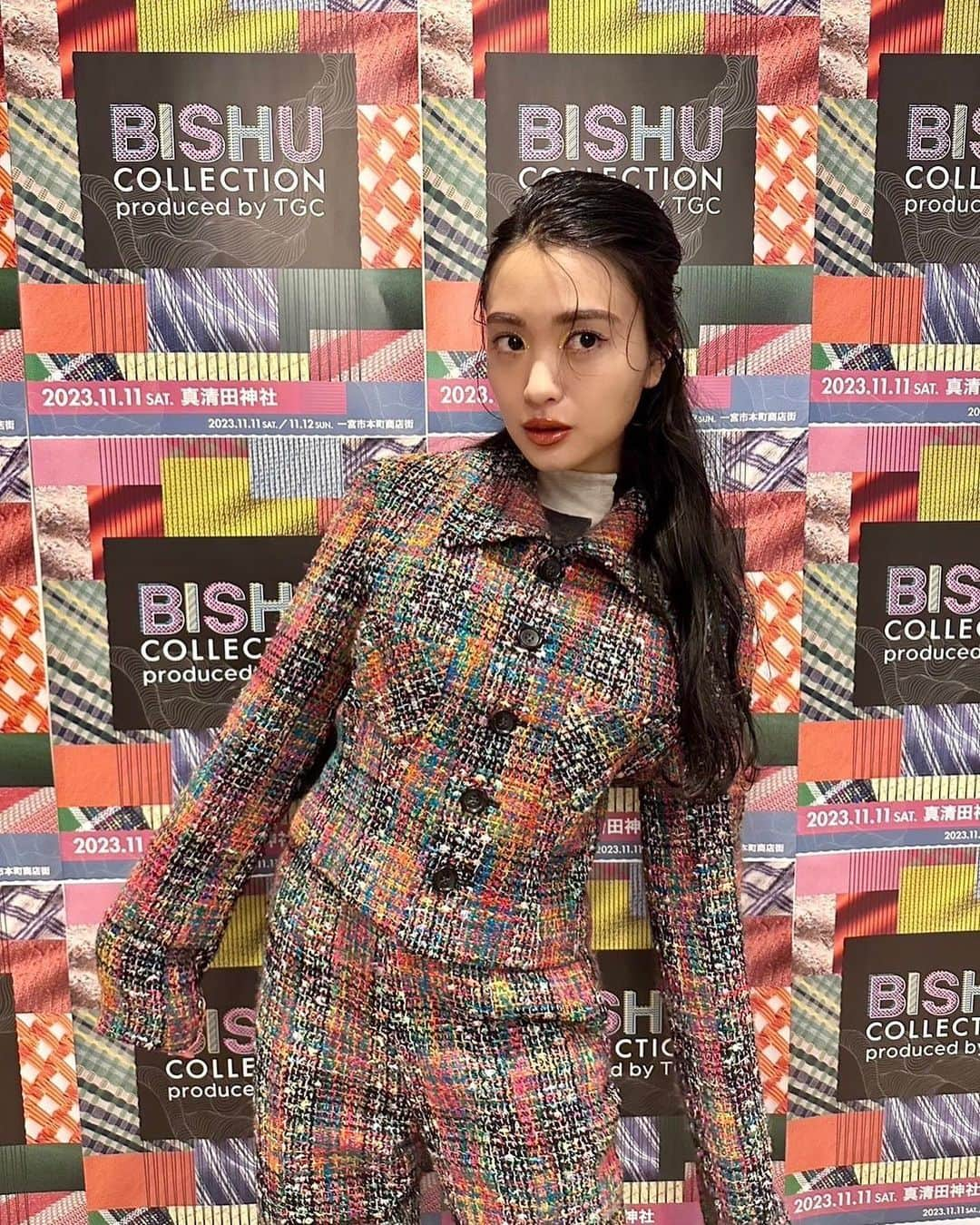 北原里英のインスタグラム：「❤️ BISHU COLLECTION produced by TGC 地元、愛知県一宮市でのファッションショーに参加しました 七五三やお宮参りもしたような 本当に馴染みのある真清田神社での開催で すごく感慨深かった。。。 ランウェイが、神社を背景にしていたのでとても神秘的で、そんな素敵な雰囲気の中で歩けたことがとてもいい経験になりました⛩️  わたしが着ているのは 地元で作られている 尾州ウールでできた衣装☺︎mix柄が可愛い🫶🏻 そして何よりほんっっっとにあったかい🥹❤️‍🔥 屋外だったから寒い中だったはずなのですが わたしは終始暖かかった…🥹 観にきてくださったみなさんは絶対寒かったと思うので、ちゃんとあたたかくして眠れてたらいいな💎  尾州ウールをきっかけにどんどん一宮が発展していったらいいな、と思いました☺️   #tgc #bishucollection #愛知 #一宮 #真清田神社 #尾州ウール #fashion」