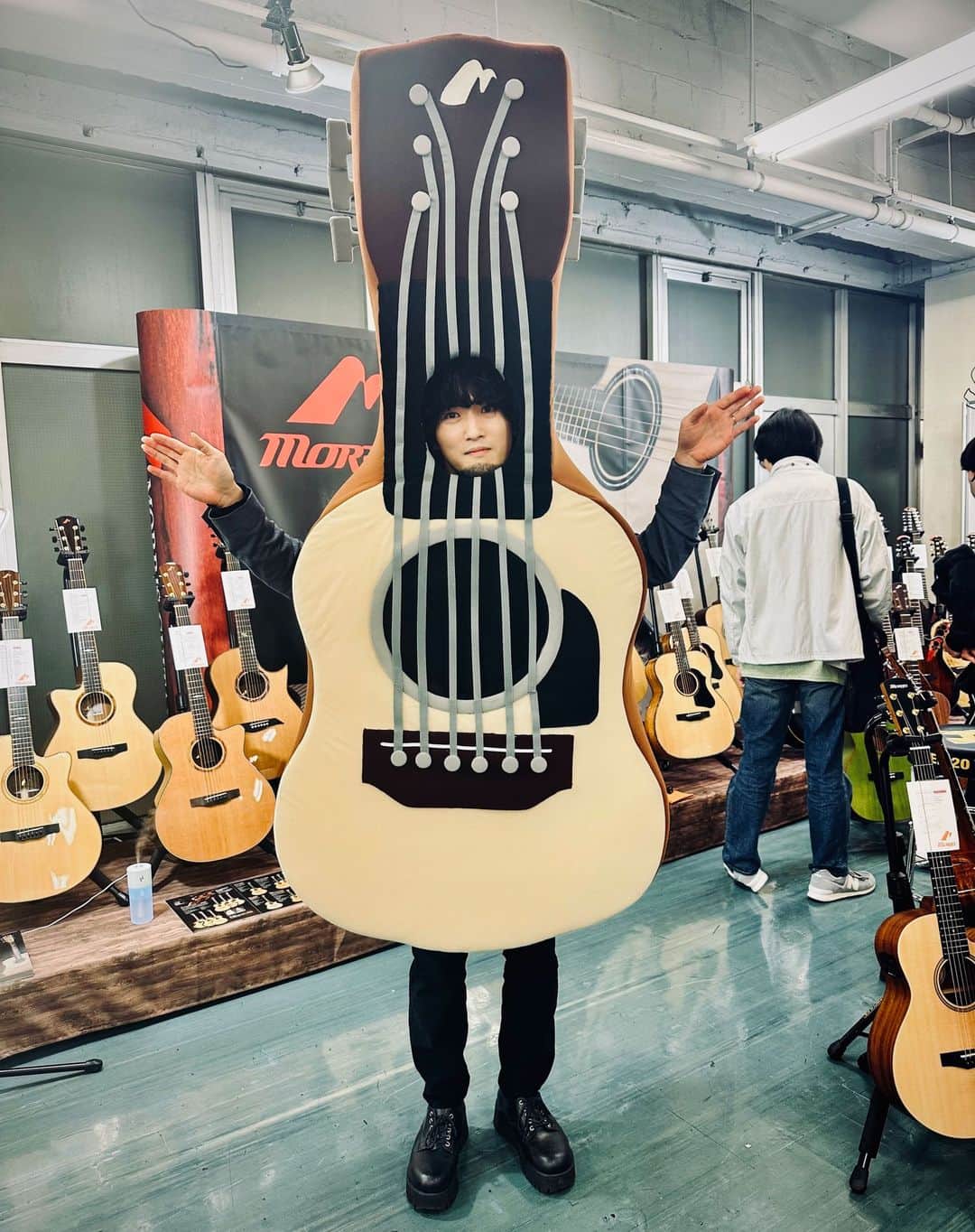 のインスタグラム：「🫲🎸🫱」
