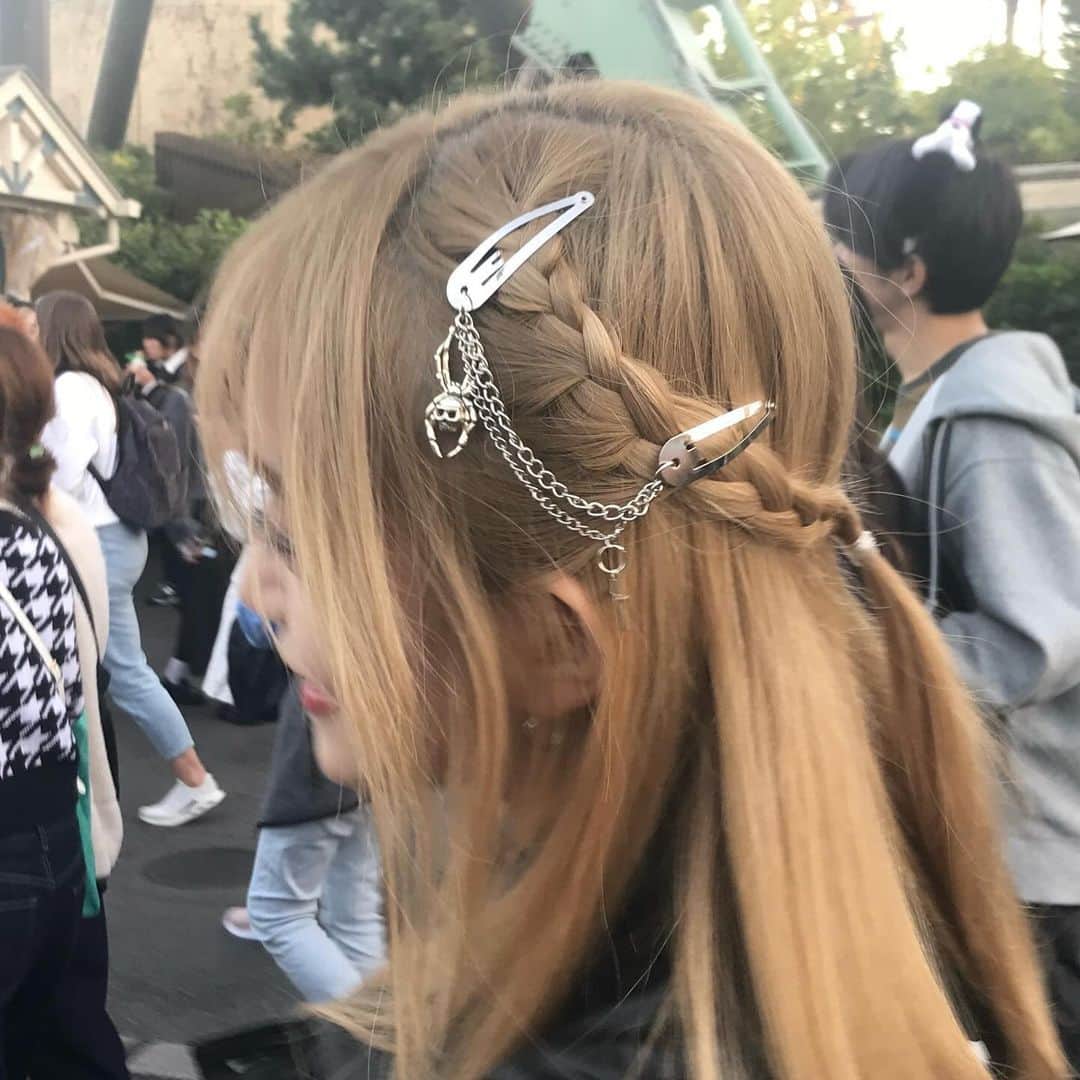 荒武凜香のインスタグラム：「in USJ🫧💜　 Youtubeから新曲の"Be Myself"聴いてね🎵」