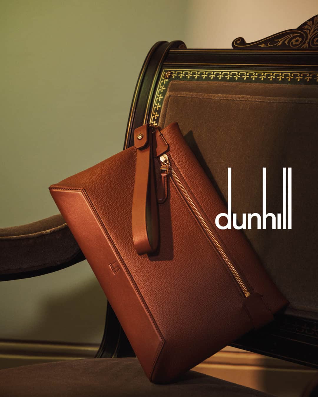 のインスタグラム：「Discover festive gifts that tell a story in-store and online at dunhill.com  To celebrate our 130th anniversary earlier this year, we introduced the 1893 Harness Collection – contemporary dunhill bags and accessories referencing the House's origins in bridlery and equestrian elegance. Fine leather, precision craftsmanship and ultimate practicality for the modern man, whatever the occasion.  Photographed by @thurstanredding and styled by @stuartvwilliamson.」