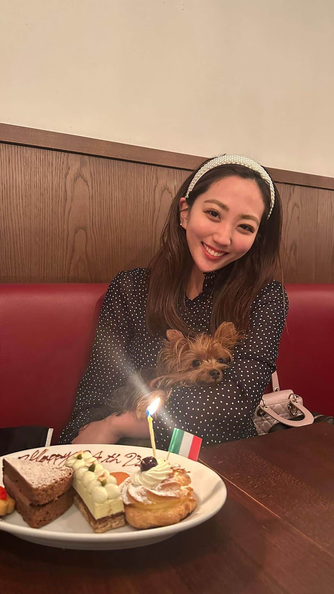 小川奏のインスタグラム：「大好きなお店でお誕生日お祝いしてもらいました♡  11月５日で24歳になりました♡ たくさんのメッセージありがとうございます😊  これからもよろしくお願いします♡  #誕生日 #ヨークシャーテリア」
