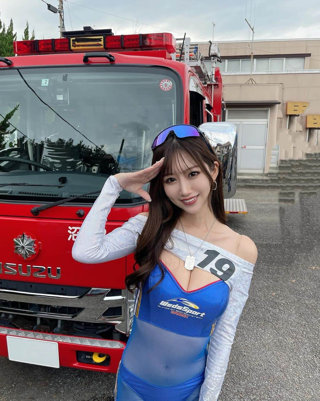 日南まみのインスタグラム：「. 今日ははらうまいものフェス来てくれた皆さん ありがとうございました🚒🫡💙  コラボステージも車両立ちも物販も 皆んなに会えて嬉しかった🥺✨ そして美味しいもの沢山で幸せだた💕  いつもありがとう✨  #SGT#supergt#gt500#スーパーgt#レースクイーン#racequeen#WedsSport#RQ #RacingProjectBANDOH #ボクシング#ラウンドガール#日南まみ#boxing#roundgirl」