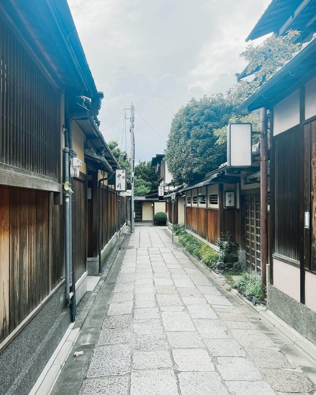 佐藤楓のインスタグラム：「.  京都の街はフィルムカメラと相性ばつぐん🎞️  #kaedegram #京都旅行」