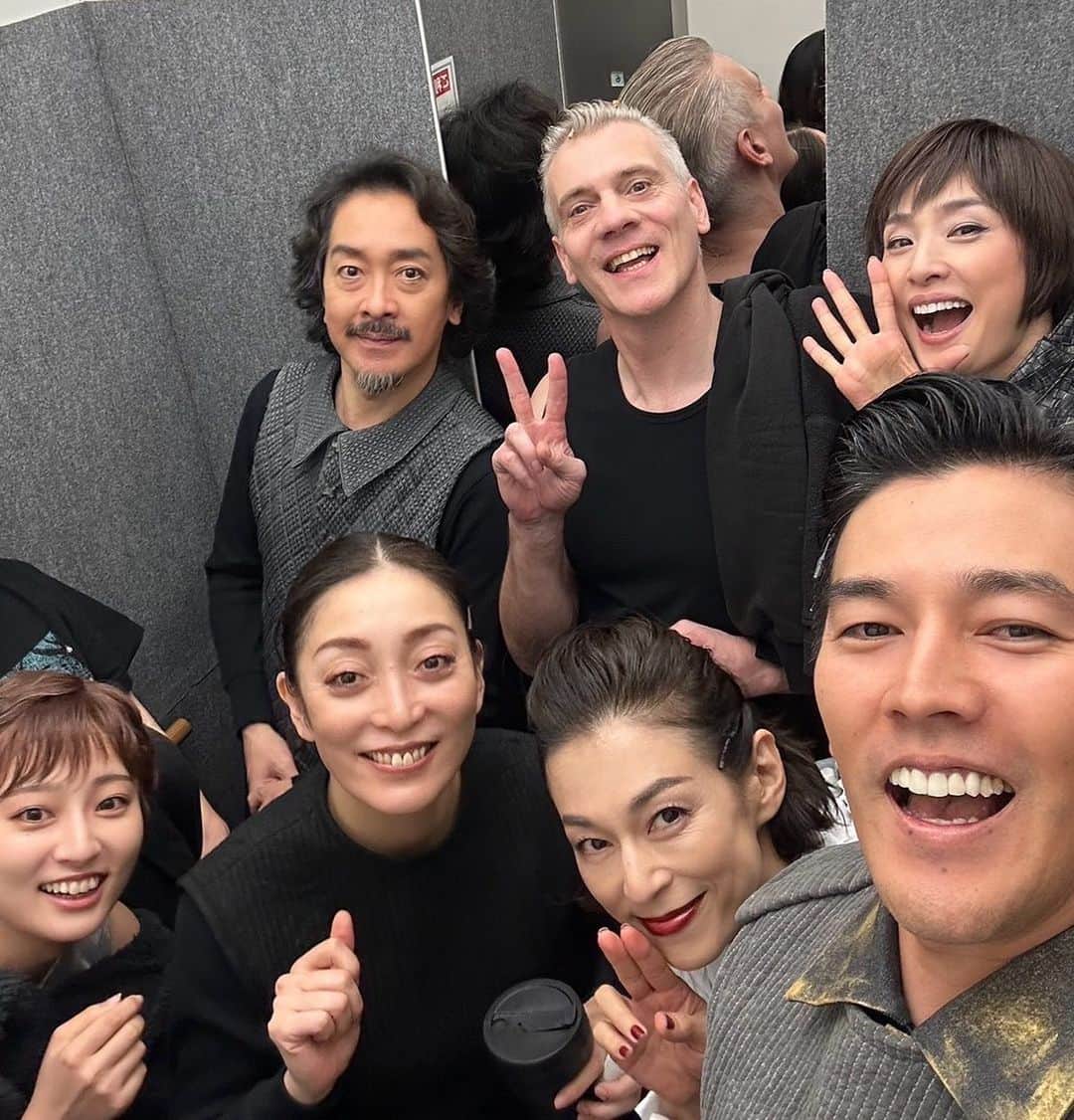 要潤さんのインスタグラム写真 - (要潤Instagram)「〝７人の侍〟1ヶ月半の東京公演を終えた。 今日のお客さんの拍手はこれまでの集大成のような拍手を頂けた。  このご時世に1日も休園することなく最後まで駆け抜けられたのは、みんなのプロ意識とお客さんからの熱い支持があったからに違いない。  今朝の今朝まで演技プランに関しての議論は続いていた。もっとこの劇を良くしたいという皆んなの想い。あくなき探究心。  さ、京都もこの勢いでやりきるぞ。  みんな用意はいい？  ``Seven Samurai'' has finished its one and a half month performance in Tokyo. The applause from the audience today felt like a culmination of all the work we had done so far. The reason we were able to make it all the way to the end without having to close a single day in this day and age is undoubtedly due to everyone's professionalism and the passionate support of our customers. Discussions regarding acting plans continued until this morning. Everyone's desire to make this play even better. An insatiable spirit of inquiry.   Well, Kyoto can do it with this momentum.   Is everyone ready?  #レイディマクベス #天海祐希 #adamcooper #鈴木保奈美 #栗原英雄 #宮下今日子 #吉川愛 #要潤」11月12日 20時24分 - jun_kaname_official