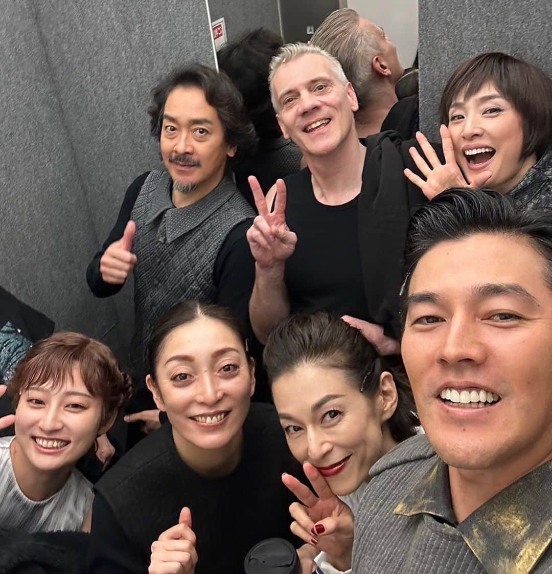 要潤さんのインスタグラム写真 - (要潤Instagram)「〝７人の侍〟1ヶ月半の東京公演を終えた。 今日のお客さんの拍手はこれまでの集大成のような拍手を頂けた。  このご時世に1日も休園することなく最後まで駆け抜けられたのは、みんなのプロ意識とお客さんからの熱い支持があったからに違いない。  今朝の今朝まで演技プランに関しての議論は続いていた。もっとこの劇を良くしたいという皆んなの想い。あくなき探究心。  さ、京都もこの勢いでやりきるぞ。  みんな用意はいい？  ``Seven Samurai'' has finished its one and a half month performance in Tokyo. The applause from the audience today felt like a culmination of all the work we had done so far. The reason we were able to make it all the way to the end without having to close a single day in this day and age is undoubtedly due to everyone's professionalism and the passionate support of our customers. Discussions regarding acting plans continued until this morning. Everyone's desire to make this play even better. An insatiable spirit of inquiry.   Well, Kyoto can do it with this momentum.   Is everyone ready?  #レイディマクベス #天海祐希 #adamcooper #鈴木保奈美 #栗原英雄 #宮下今日子 #吉川愛 #要潤」11月12日 20時24分 - jun_kaname_official