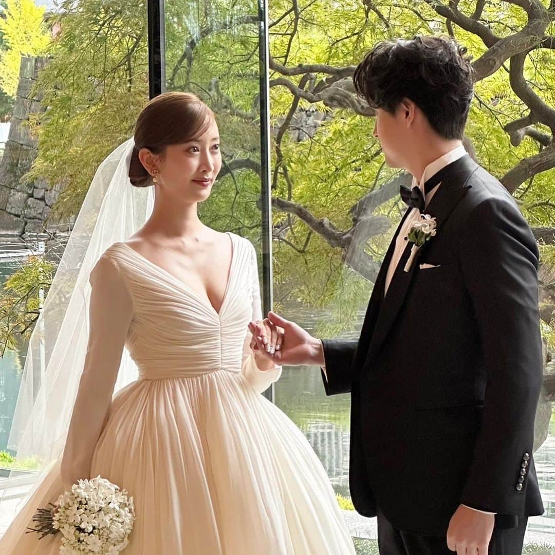 佐達ももこさんのインスタグラム写真 - (佐達ももこInstagram)「2023.11.11 無事に結婚式を終えることができました🤍  去年の8月に入籍して9月に式場を決めてから、 まだまだ先に感じていたけどあっという間だったな🕊️  何度もイメージはしていたけど 大好きな家族と友人たちに囲まれて祝福される瞬間は 人生で味わったことのない幸せな時間でした。  まだふわふわしていて、夢みたいだったな〜〜〜 現実に戻れないよー🤣  書きたいこといっっっっぱいあるし 載せたい写真がありすぎるので しばらくウェディングアカウント化すると思います👰‍♀️🤵‍♂️  #結婚式#披露宴#weddingday #パレスホテル東京 #パレスホテル#パレス花嫁 #パレスホテル東京ウエディング#パレスな花嫁 #wedding#palacehotel#palacehoteltokyo#palacehoteltokyowedding」11月12日 20時24分 - sadamomodayo