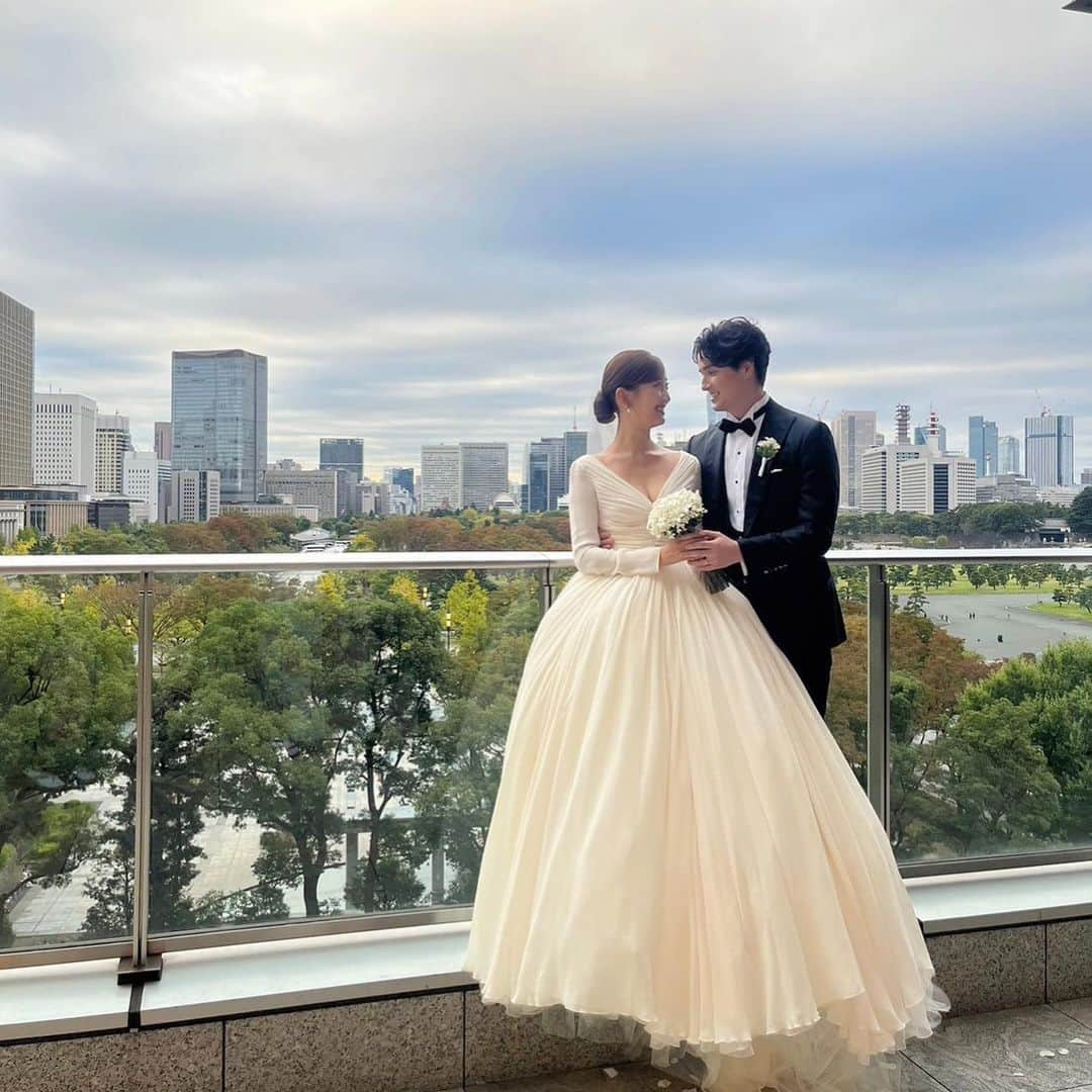 佐達ももこさんのインスタグラム写真 - (佐達ももこInstagram)「2023.11.11 無事に結婚式を終えることができました🤍  去年の8月に入籍して9月に式場を決めてから、 まだまだ先に感じていたけどあっという間だったな🕊️  何度もイメージはしていたけど 大好きな家族と友人たちに囲まれて祝福される瞬間は 人生で味わったことのない幸せな時間でした。  まだふわふわしていて、夢みたいだったな〜〜〜 現実に戻れないよー🤣  書きたいこといっっっっぱいあるし 載せたい写真がありすぎるので しばらくウェディングアカウント化すると思います👰‍♀️🤵‍♂️  #結婚式#披露宴#weddingday #パレスホテル東京 #パレスホテル#パレス花嫁 #パレスホテル東京ウエディング#パレスな花嫁 #wedding#palacehotel#palacehoteltokyo#palacehoteltokyowedding」11月12日 20時24分 - sadamomodayo