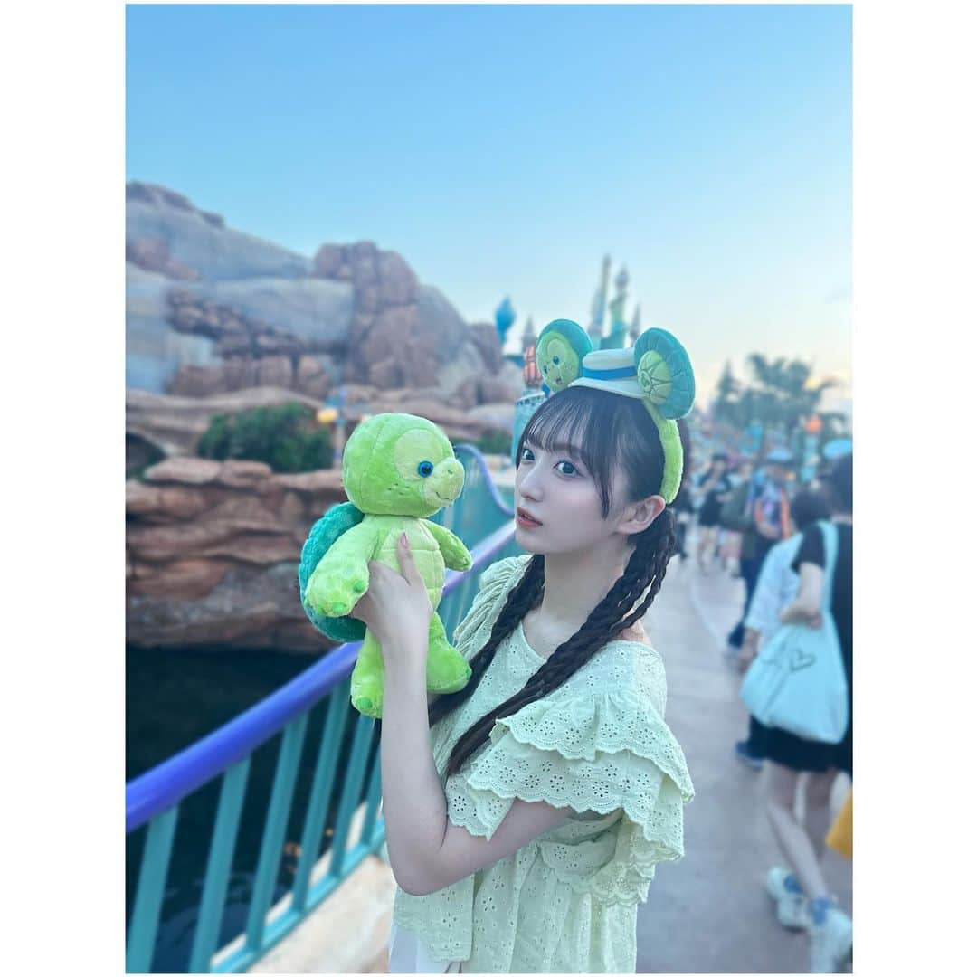 日比野芽奈さんのインスタグラム写真 - (日比野芽奈Instagram)「🐢🫧 . . . 季節感ずれちゃってごめんなさい🥲 ( 投稿し忘れてた ) . . . 学校終わりに行ったオルくんバウンド！🤍 . . . ひとりだったからキャストさんに お願いして撮ってもらった写真📸 . . . そして、「ガーランドプレゼントしていいですか...！？」 ととても可愛いメッセージとともにガーランドを いただきました！💖しあわせです . . . #ディズニーシー #東京ディズニーシー #東京ディズニーリゾート #ディズニー #ディズニーリゾート #ディズニーカチューシャ #ディズニーコーデ #ディズニーグッズ #夢の国 #夢が叶う場所 #ディズニー写真部 #ディズニー写真スポット #オルメル #オルくん #オルメルコーデ #ダッフィーフレンズ #ディズニー40周年 #ドリームゴーラウンド #tokyodisneysea #tds #tokyodisneyresort #disney #disneysea #disneystyle #disneygoods #duffyfriends #olumel」11月12日 20時25分 - hibino_meina