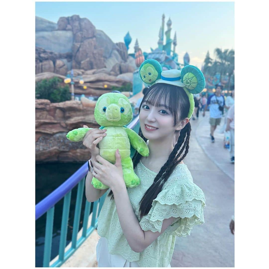 日比野芽奈さんのインスタグラム写真 - (日比野芽奈Instagram)「🐢🫧 . . . 季節感ずれちゃってごめんなさい🥲 ( 投稿し忘れてた ) . . . 学校終わりに行ったオルくんバウンド！🤍 . . . ひとりだったからキャストさんに お願いして撮ってもらった写真📸 . . . そして、「ガーランドプレゼントしていいですか...！？」 ととても可愛いメッセージとともにガーランドを いただきました！💖しあわせです . . . #ディズニーシー #東京ディズニーシー #東京ディズニーリゾート #ディズニー #ディズニーリゾート #ディズニーカチューシャ #ディズニーコーデ #ディズニーグッズ #夢の国 #夢が叶う場所 #ディズニー写真部 #ディズニー写真スポット #オルメル #オルくん #オルメルコーデ #ダッフィーフレンズ #ディズニー40周年 #ドリームゴーラウンド #tokyodisneysea #tds #tokyodisneyresort #disney #disneysea #disneystyle #disneygoods #duffyfriends #olumel」11月12日 20時25分 - hibino_meina