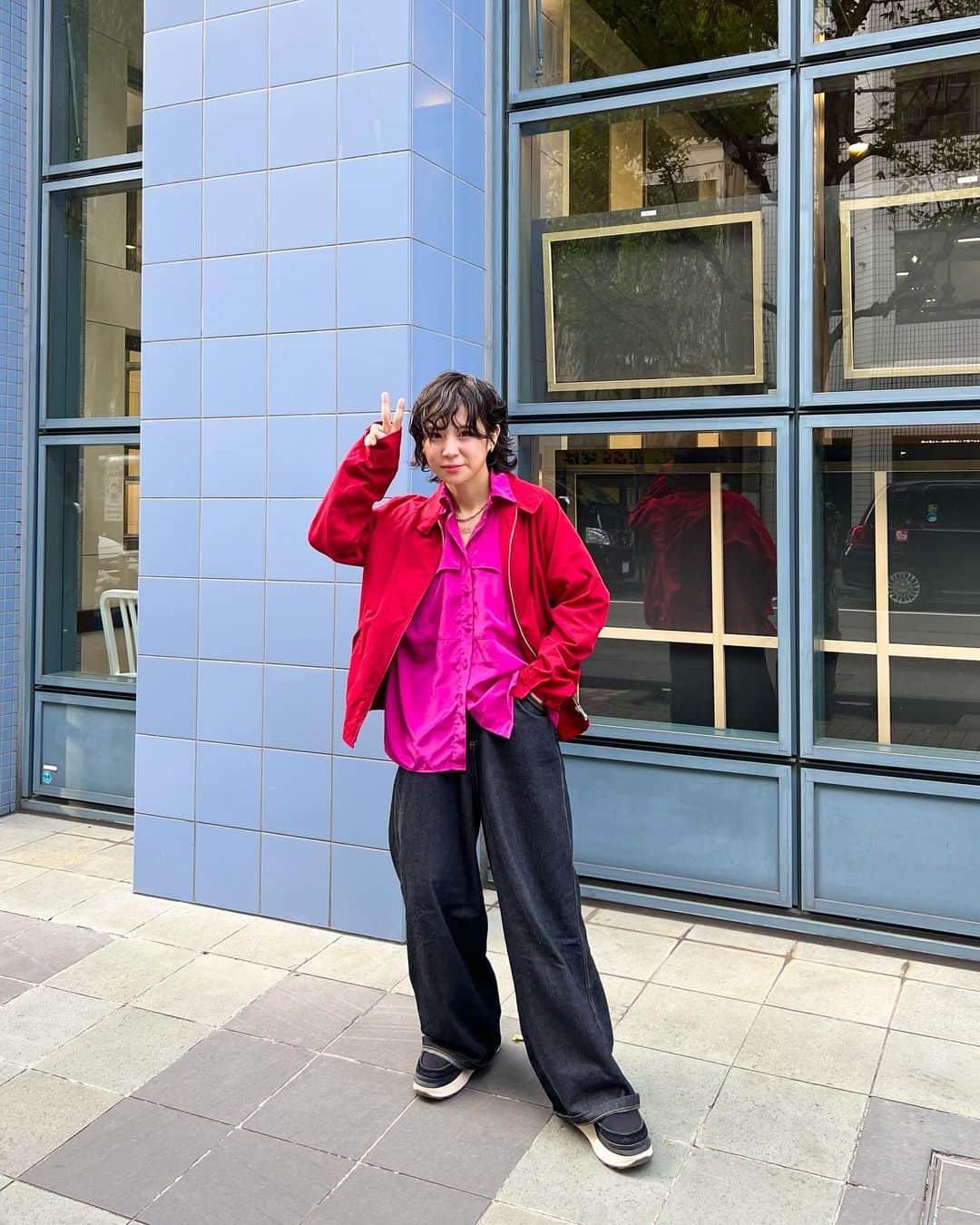 光永さんのインスタグラム写真 - (光永Instagram)「派手かっこいいコーデがしたくて、ショッキングピンクと赤を組み合わせる作戦の巻🩷❤️ シャツは開襟にして、シルエットを大人っぽくハンサムなかんじにした。 ㅤㅤㅤㅤㅤㅤㅤㅤㅤㅤㅤㅤ シャツ：#RRRvintage ジャケット：キム兄のお下がり🌈 デニム：#fillil スニーカー：#ugg バッグ：#kentohashiguchi  ネックレス：#galbe／#lowrysfarm  ㅤㅤㅤㅤㅤㅤㅤㅤㅤㅤㅤㅤ #outfitjapan #メンズライクコーデ #ボーイッシュコーデ #メンズライク #ブルベ冬コーデ #ウルフパーマ女子 #パーマウルフ #メンズライクショート」11月12日 20時26分 - hinata_official__