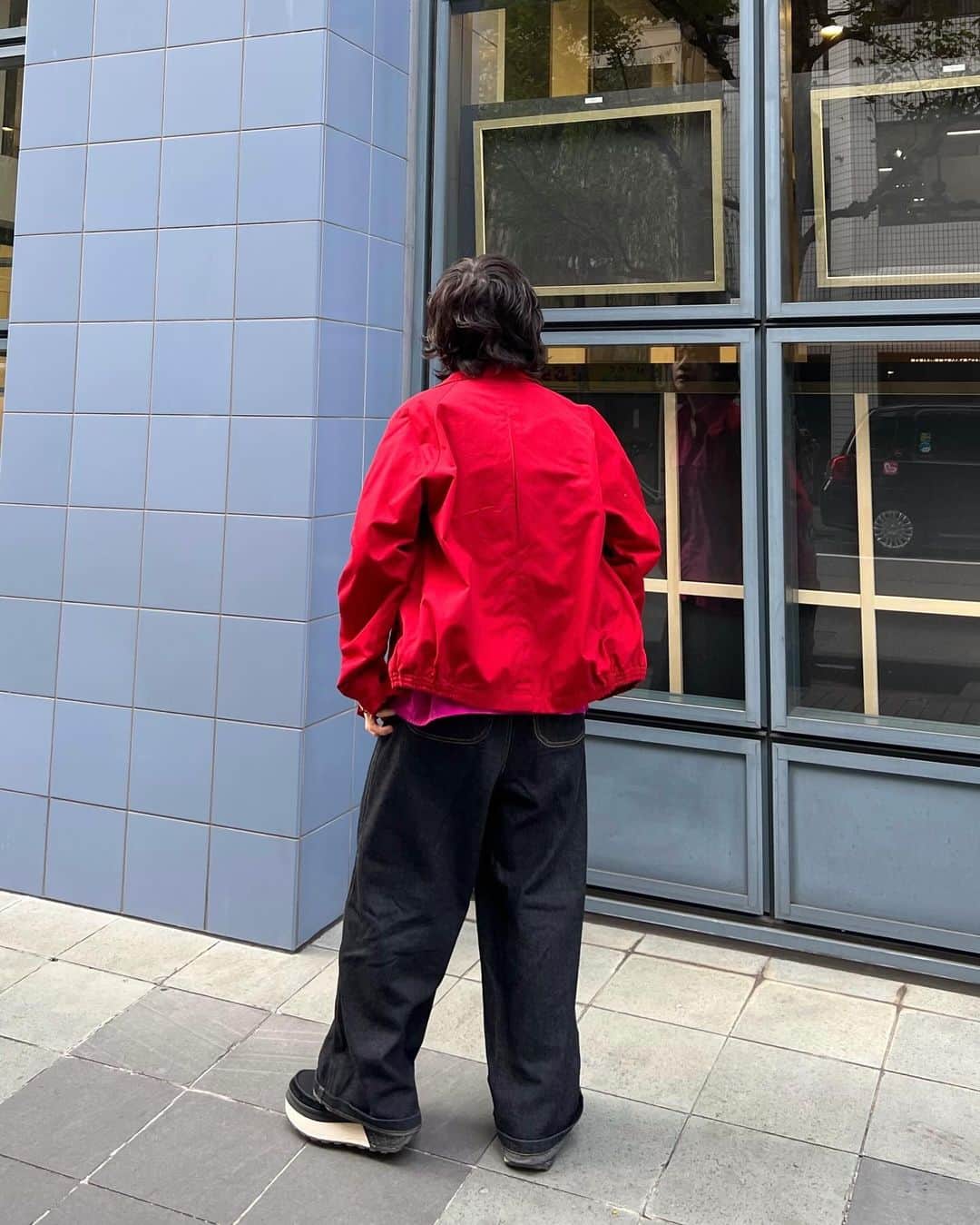 光永さんのインスタグラム写真 - (光永Instagram)「派手かっこいいコーデがしたくて、ショッキングピンクと赤を組み合わせる作戦の巻🩷❤️ シャツは開襟にして、シルエットを大人っぽくハンサムなかんじにした。 ㅤㅤㅤㅤㅤㅤㅤㅤㅤㅤㅤㅤ シャツ：#RRRvintage ジャケット：キム兄のお下がり🌈 デニム：#fillil スニーカー：#ugg バッグ：#kentohashiguchi  ネックレス：#galbe／#lowrysfarm  ㅤㅤㅤㅤㅤㅤㅤㅤㅤㅤㅤㅤ #outfitjapan #メンズライクコーデ #ボーイッシュコーデ #メンズライク #ブルベ冬コーデ #ウルフパーマ女子 #パーマウルフ #メンズライクショート」11月12日 20時26分 - hinata_official__