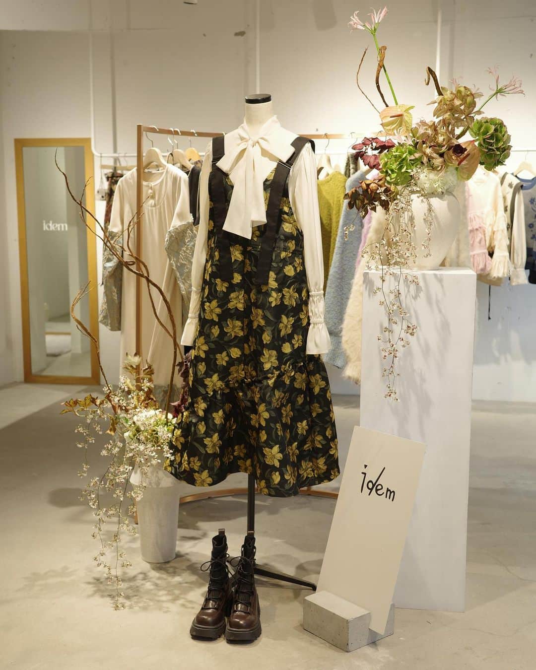 村田倫子さんのインスタグラム写真 - (村田倫子Instagram)「ʚ♡ɞ  idem 2023AW Collection. POPUP SHOP at Daikanyama.  ⁡ ご来場いただいた皆様、 二日間ありがとうございました☺︎ 楽しんでいただけましたでしょうか…？  直接idemのお洋服を見ていただける機会は つくり手にとっても贅沢で幸せな時間です。 ゆっくりお話しもできて嬉しかったなぁ…  お客さまみーんな優しくて愛情深くて 接客してるこちらが癒されました。  またすぐに･ᴗ･  #idem_idea」11月12日 20時26分 - rinco1023
