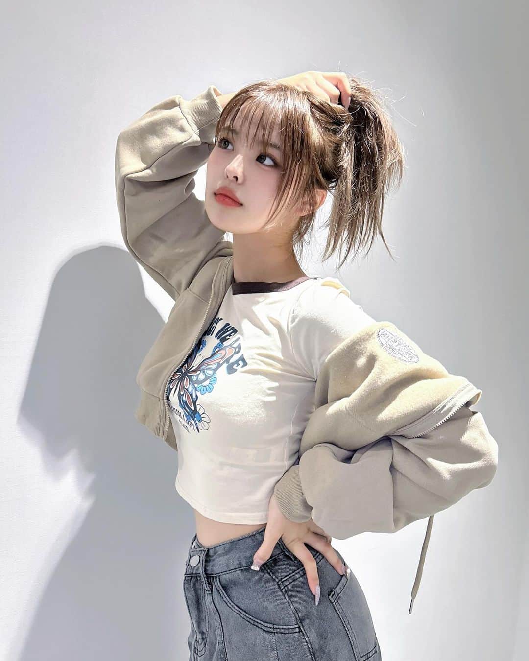 おさきのインスタグラム：「どのコーデすきー？？？  1枚目 パーカー　6459007 Tシャツ　10090276 パンツ　　14637580  2枚目 コート　　11867180 パンツ　　5364262 帽子　　20712852 キャミ　9047857 バッグ　12066660  3枚目 スカート　16371533 トップス　11273548 ブーツ　　23184424  クーポンコード「BFJP002」 ぜひみんな使ってね🪽🩷  試すたび、好きが見つかる。届くたび、好きが増えてく。 #PR #SHEIN #SHEINblackfriday #SHEINGoodFinds #SHEINforAIl  #loveshein  #ad  #saveinstyle #DazyHyunA  @shein_japan」