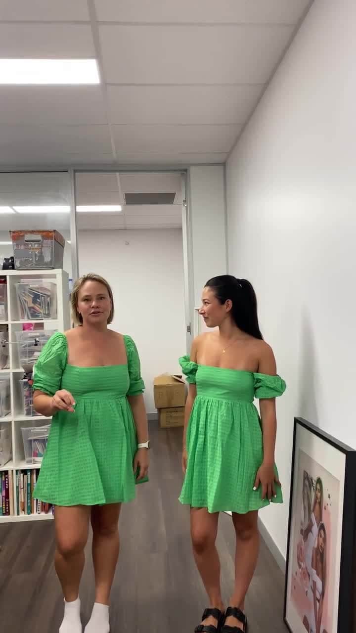 Beginning Boutiqueのインスタグラム：「Trying on a dress in every size! Rubi Green Babydoll Mini Dress edition 💚 Here we have Ivy and Sarah try this piece in a size 4 and 12!」