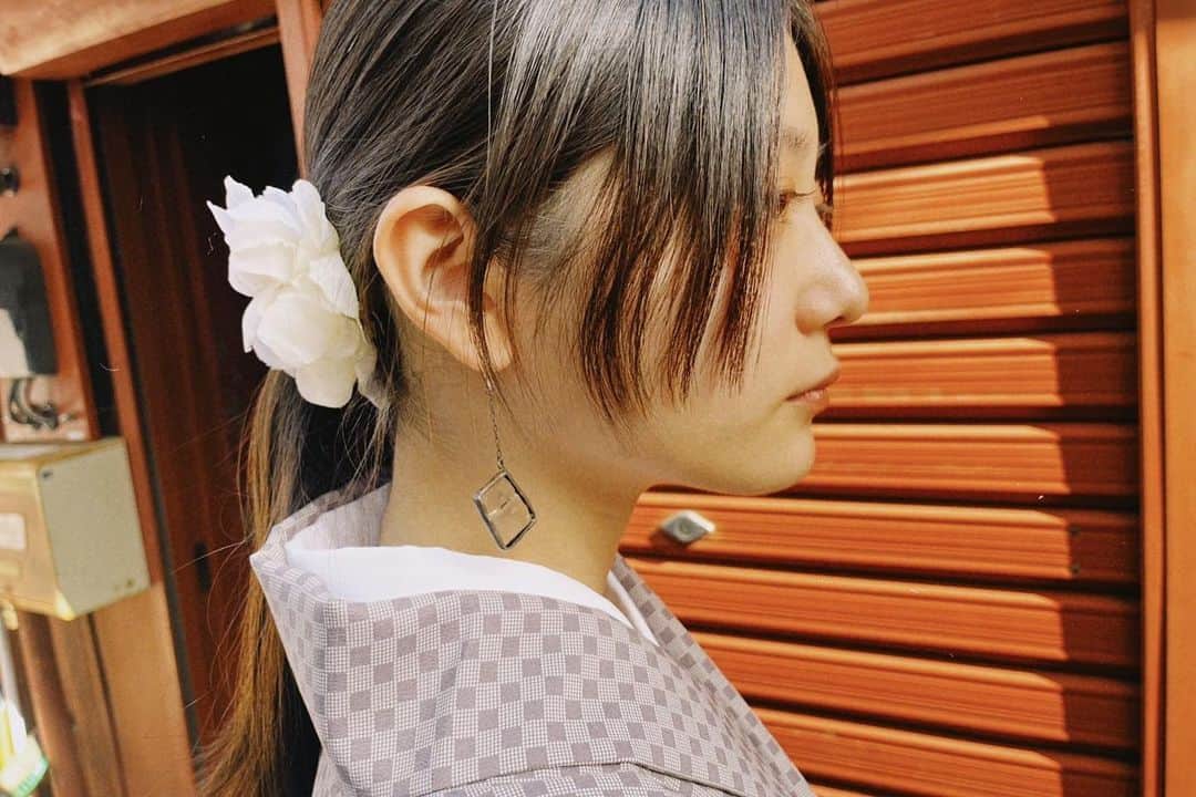 中心愛のインスタグラム：「横向きがち  #浴衣 #昭和 #横顔」