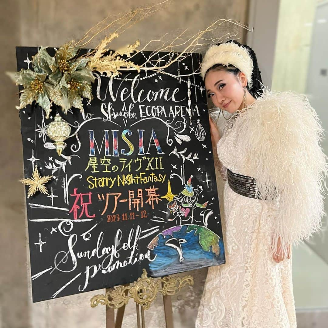 MISIAさんのインスタグラム写真 - (MISIAInstagram)「⠀ ⭐️25th Anniversary MISIA 星空のライヴⅫ Starry Night Fantasy⭐️   全国アリーナツアーが静岡・エコパアリーナより開幕いたしました♪  お越しくださった皆さまありがとうございました☺️ いかがでしたでしょうか〜？  次回はさいたまスーパーアリーナ公演！ デビュー25周年を迎え、 さらにパワーアップしてまいります💫  #MISIA #25thAnniversary #MISIA星空のライヴⅫ #StarryNightFantasy #静岡公演 #素敵な看板と📸」11月12日 20時30分 - misia.singer