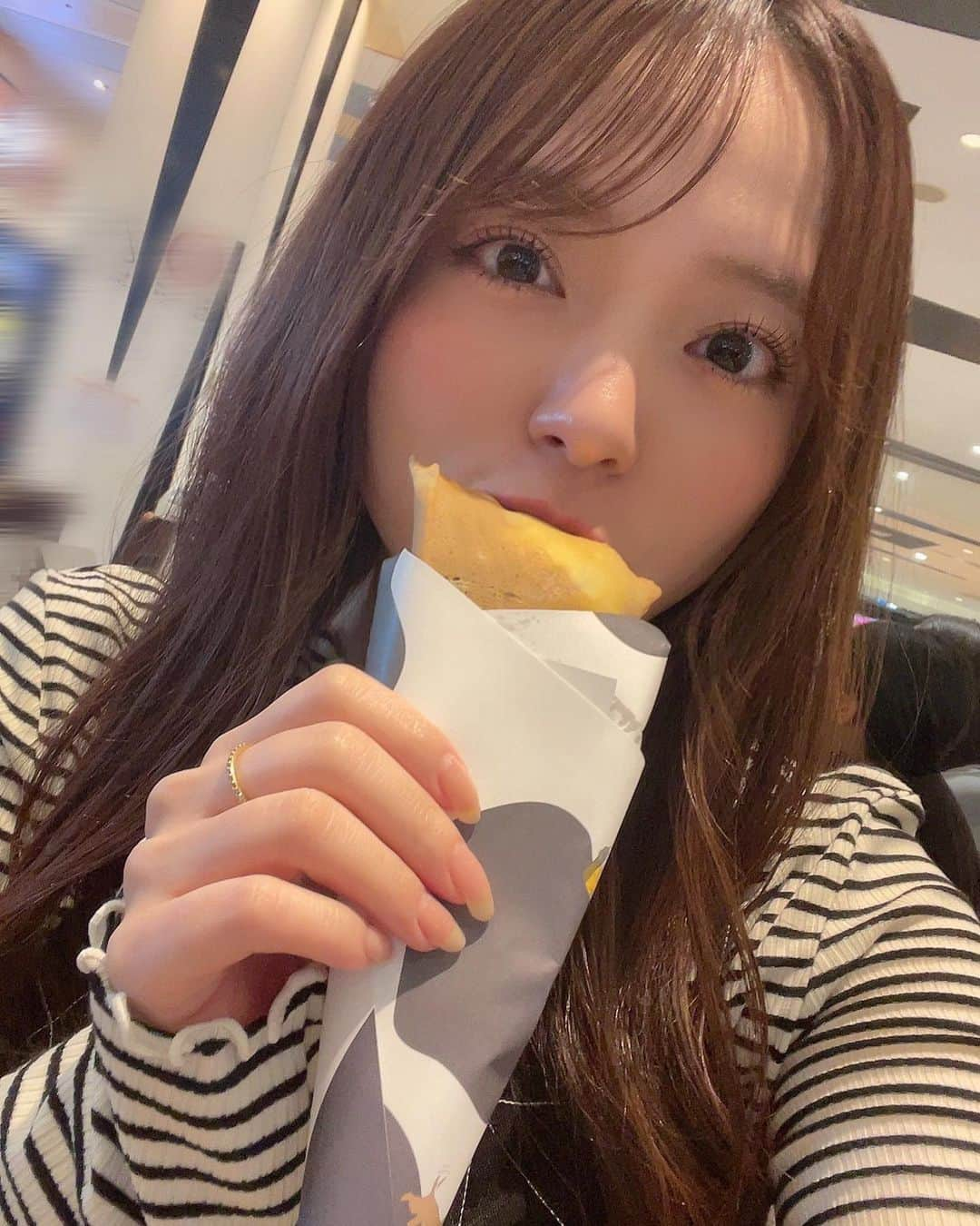 栗原みささんのインスタグラム写真 - (栗原みさInstagram)「. クレープ食べながら可愛こぶって撮ろうとしたらクリーム垂れそうになってムフンってなってるのが2枚目です( ˙꒳˙)笑 . . 久しぶりにクレープ食べたら、去年出させていただいた笑たこスマイリークレープさんとのコラボメニューが恋しくなっちゃった🥺🌶️🍮 . . . #栗原みさ #photo #photography #photooftheday #selfie #japanesegirl #horrorfan #instagood #followme」11月12日 20時40分 - kuriharamisa