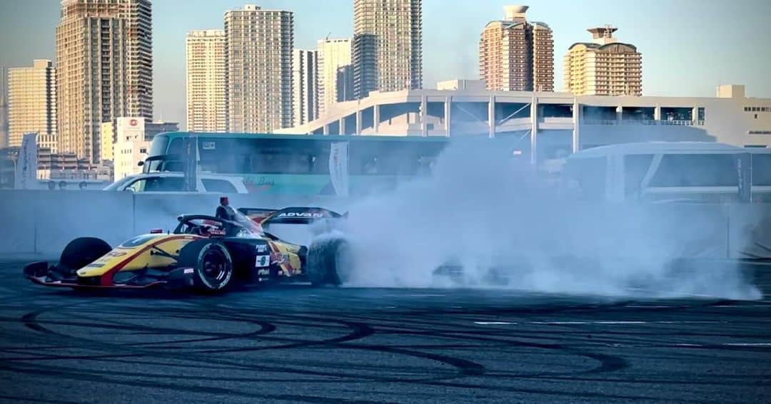 水村リアさんのインスタグラム写真 - (水村リアInstagram)「Tokyo Drift🏎️ ⁡ Japan Mobility Show SUPER FORMULA🏎️ SF23 デモラン by 松下信治選手 ⁡ ⁡ バックは海とビル そんな中でドーナツターンが見れるとは なかなかこんな機会なかった🫣 平日だったけど たくさんの方にご観覧頂きました♡ よかったよかった🥰 ⁡ ⁡ ⢀⢀✰☽𓂂⢄༶⡱⢀⢀ ✰☽𓂂⢄༶⡱⢀⢀ ✰☽𓂂⢄༶⡱⢀⢀  ⁡ #SUPERFORMULA #SF23 #スーパーフォーミュラ #JapanMobilityShow #ジャパンモビリティショー #モータースポーツ #motorsports」11月12日 20時32分 - leah_mizumura