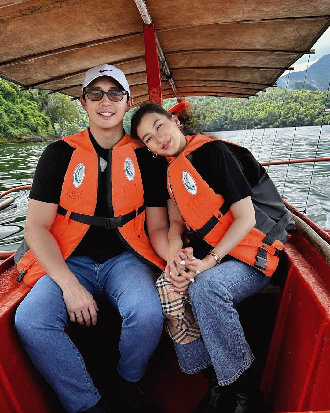 Alex Gonzagaさんのインスタグラム写真 - (Alex GonzagaInstagram)「Namangka, nangisda, at nag-ihaw sa Taal Lake para sa aming anniversary date!!! Ang Saya may nabingwit ako poging tawilis! 😂 #Linkinmybio」11月12日 20時35分 - cathygonzaga