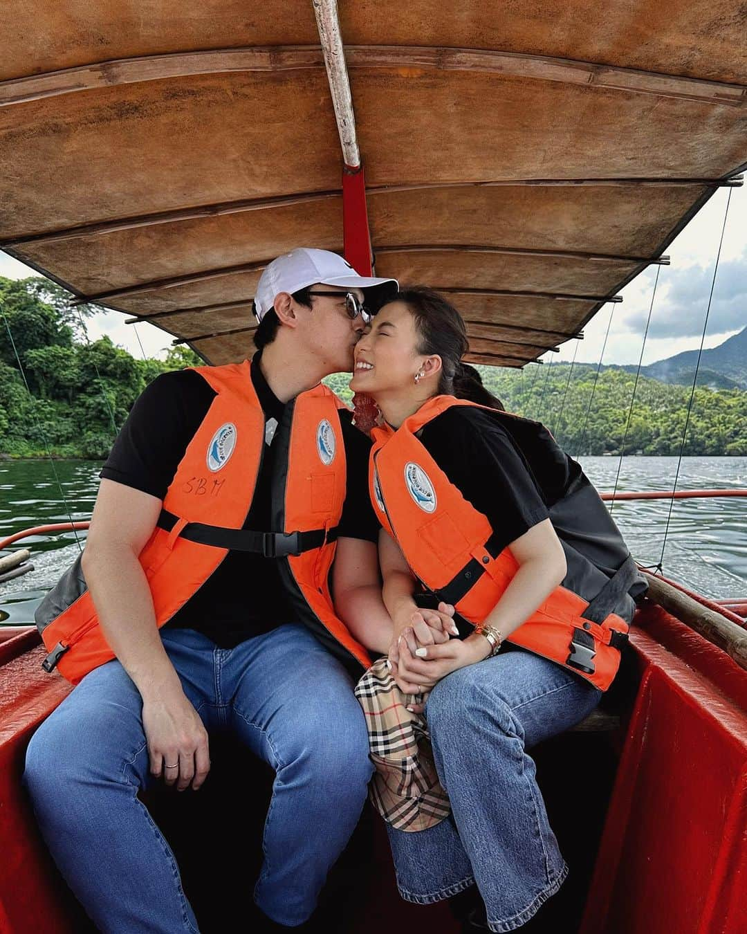 Alex Gonzagaのインスタグラム：「Namangka, nangisda, at nag-ihaw sa Taal Lake para sa aming anniversary date!!! Ang Saya may nabingwit ako poging tawilis! 😂 #Linkinmybio」