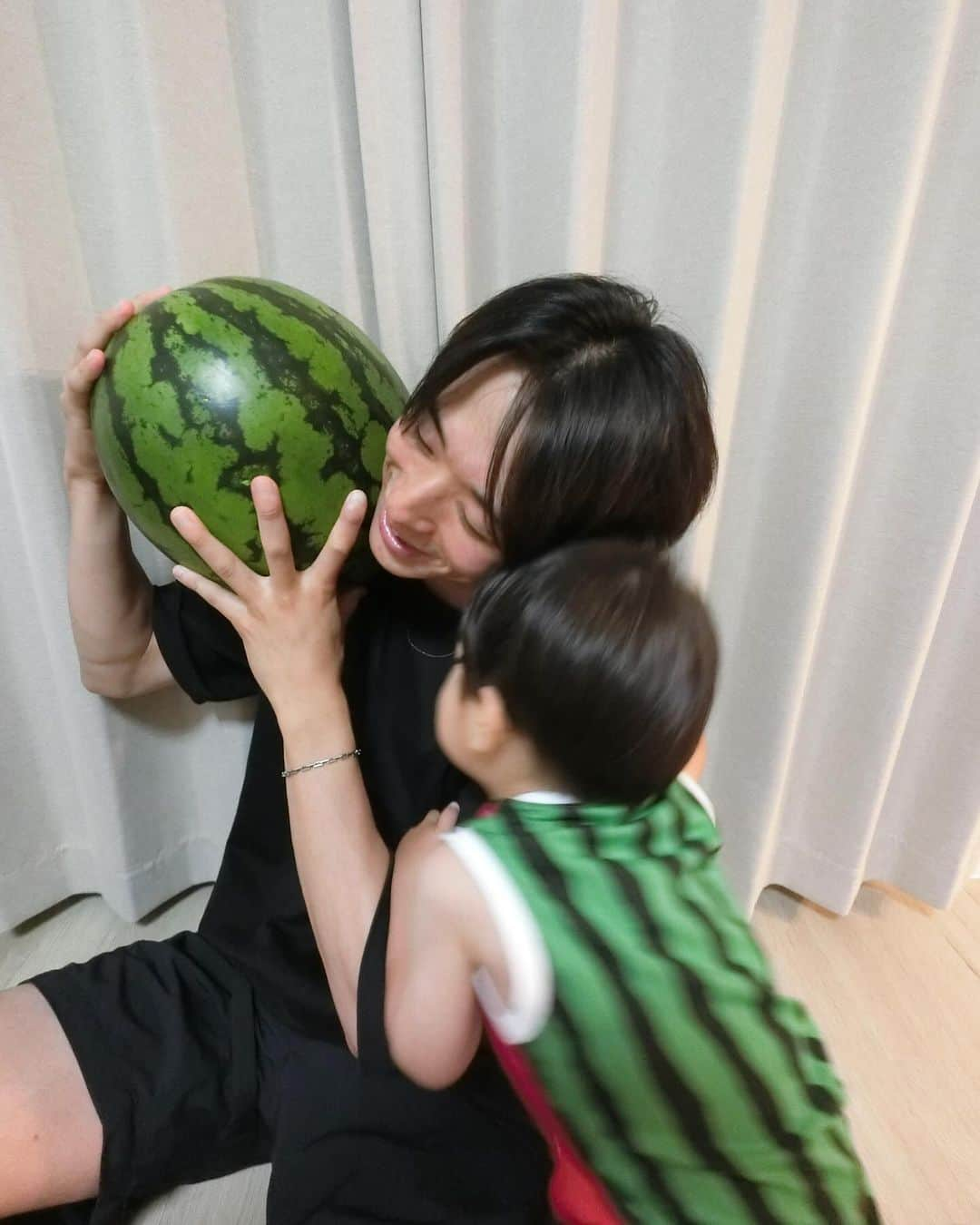 澤本夏輝さんのインスタグラム写真 - (澤本夏輝Instagram)「_ 甥っ子とスイカの取り合い🍉笑  #夏の思い出 #スイカゲーム」11月12日 20時36分 - natsukisawamoto_official