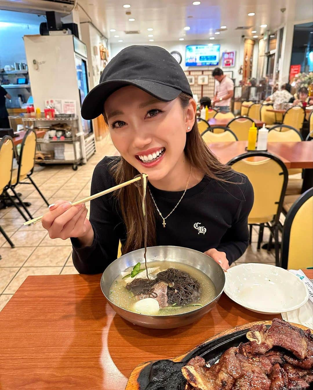 又来綾のインスタグラム：「ハワイでサクッと食べに行けて美味しすぎるご飯屋さん🌴 ※載せてるお店全部もちろんハイチェア置いてありました😊滞在中、ハイチェアのない飲食店探す方が難しいくらいのサービスに日本もこうなってほしいなと思う日々だった🥹😭日本って言わないとハイチェア出してくれない所多いけど、人数の次にハイチェアいるよね？って聞いてくれるのが子供に優しい😭🩷 まずはみなさんご存知ユッチャン🍖 滞在中2回行った🤣冷麺はもちろん🍜チヂミラバーの私、ユッチャンのチヂミは私史上1番のチヂミだった🥹カリッカリにも程があるだろ。と突っ込みたいほどのカリカリ具合🙄❤️笑 息子は一人前食べちゃう勢いでカルビ食べてた🥩あまい味付けが好みだったみたいで、大盛り白米をカルビでペロリ😋 でも一つだけ言わせて。笑 全部美味しいんだけどめちゃくちゃ店内寒いから2回目長袖着て行きました笑 長袖or羽織り必須⛄️笑 そしてお次は @ayano_fukuoji さんオススメの焼肉コリアハウス🥩お店に着いたら満席だったから予約して行って良かった😭すごく賑わってて息子がノリノリで歌い始めても全然気にならないボリューム感で子どもも行きやすい💙👶🏻笑 お肉も薄切りで食べやすかったし、スンドゥブもチヂミもチャプチェもとにかく全部が美味しかった😭現地の方がほとんどですごく大盛況していたお店🇰🇷 ただひとつ学んだのは、お肉一人前じゃ少ないよ！と言われて3種類全部2人前ずつ頼んだら食べきれない量（写真を参考になさってくださいw）が出てきた🤣行かれる方は量にはお気をつけください🤣笑 日本にはない感じの、本当に韓国にいるかのような感覚になれるほど全てが本格的な韓国料理🍜来年ハワイ行った時も絶対行こう🌴 そして最後はカイムキ食堂💛こちらはランチもディナーの居酒屋もどちらも行った🌴ランチはお蕎麦屋さんなんだけど日本でもこんなに美味しいお蕎麦ランチ食べたことない。写真は梅しそそばなんだけど、日本で梅系のお蕎麦頼んでも風味くらいの優しい梅じゃない？梅も昔ながらのしょっぱい系の梅で何と言ってもたくあんのアクセントが最高すぎてこりゃ3杯くらい1人で食べられちゃう🥹天ぷらも食べたんだけど、衣が小麦粉じゃないのかな？なんなんだろう？こんなにサクサクするの？！ってくらいの歯ごたえで美味しかったなぁ😭🩷shshi rollのmermaid rollもエビフライのロールにうなぎのタレ、天かす、ネギがかかってて美味しかった🩷そしてディナーは居酒屋に🏮お酒も日本の麦焼酎とかもたくさんあってまるで日本のまんま🏮お友達家族やみんなでいつも通りの飲み会に🍻笑　ゆかりポテトとか厚揚げとか紅芋ポテサラとか久々の美味しい日本食最高だった❤️しかも締めはハニトー🍯カリッカリのパンをアイスにつけてもうたまらん🥹息子もバクバク食べてたよ🤣🩷 ハワイに行かれる方はぜひ参考にしてみてね🩷  #Hawaii#alamoana#alamoanacenter#hawaiitrip#hawaiilunch#kaimuki #hawaiidinner#ハワイ旅行#ハワイ#子連れハワイ#ハワイ情報#ハワイ土産#ハワイランチ#ハワイディナー#ハワイごはん#ユッチャン#韓国料理#コリアハウス#韓国焼肉#ハワイコリアハウス#カイムキ#カイムキ食堂」